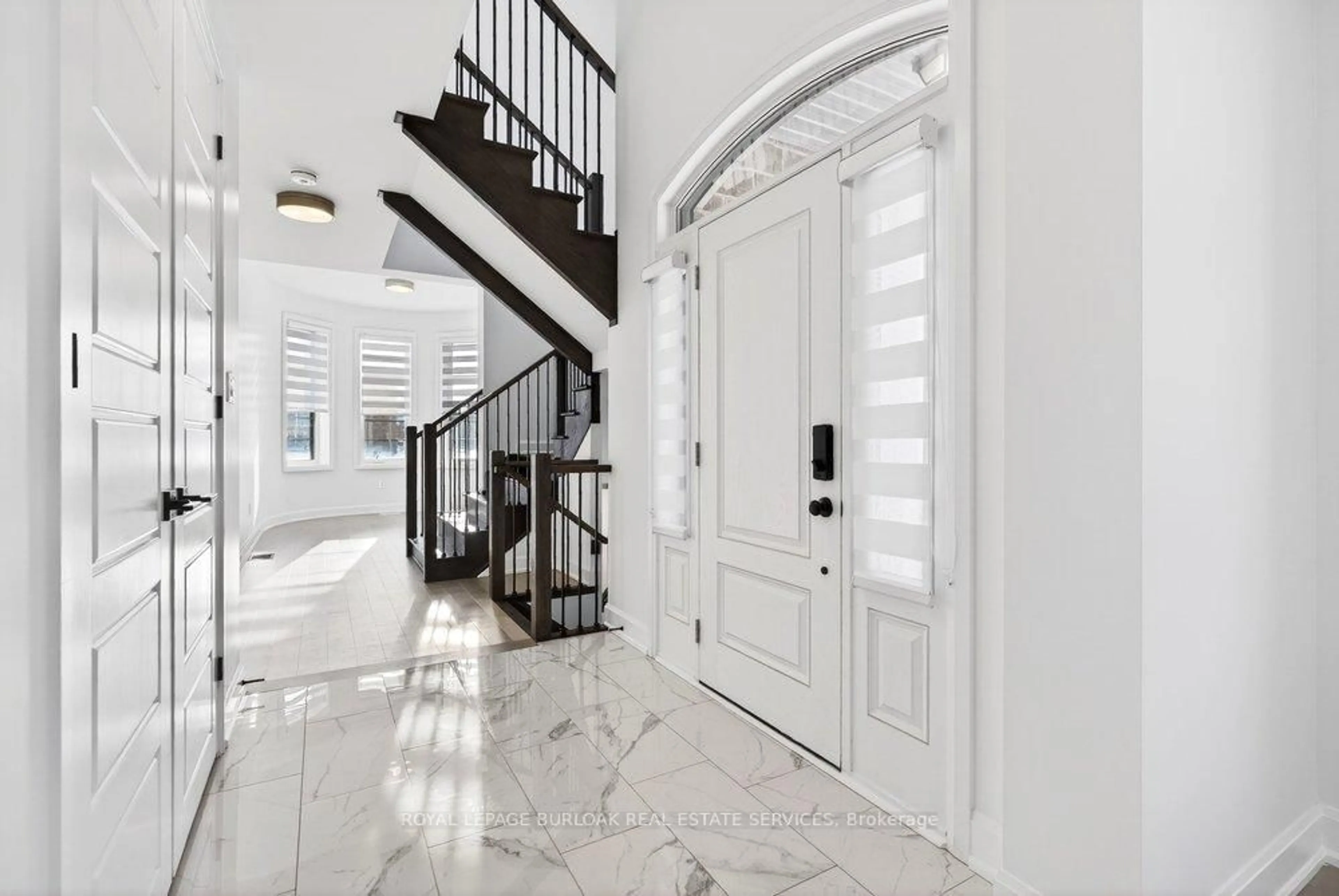 Indoor entryway for 1404 Lynx Gdns, Oakville Ontario L6H 3W8