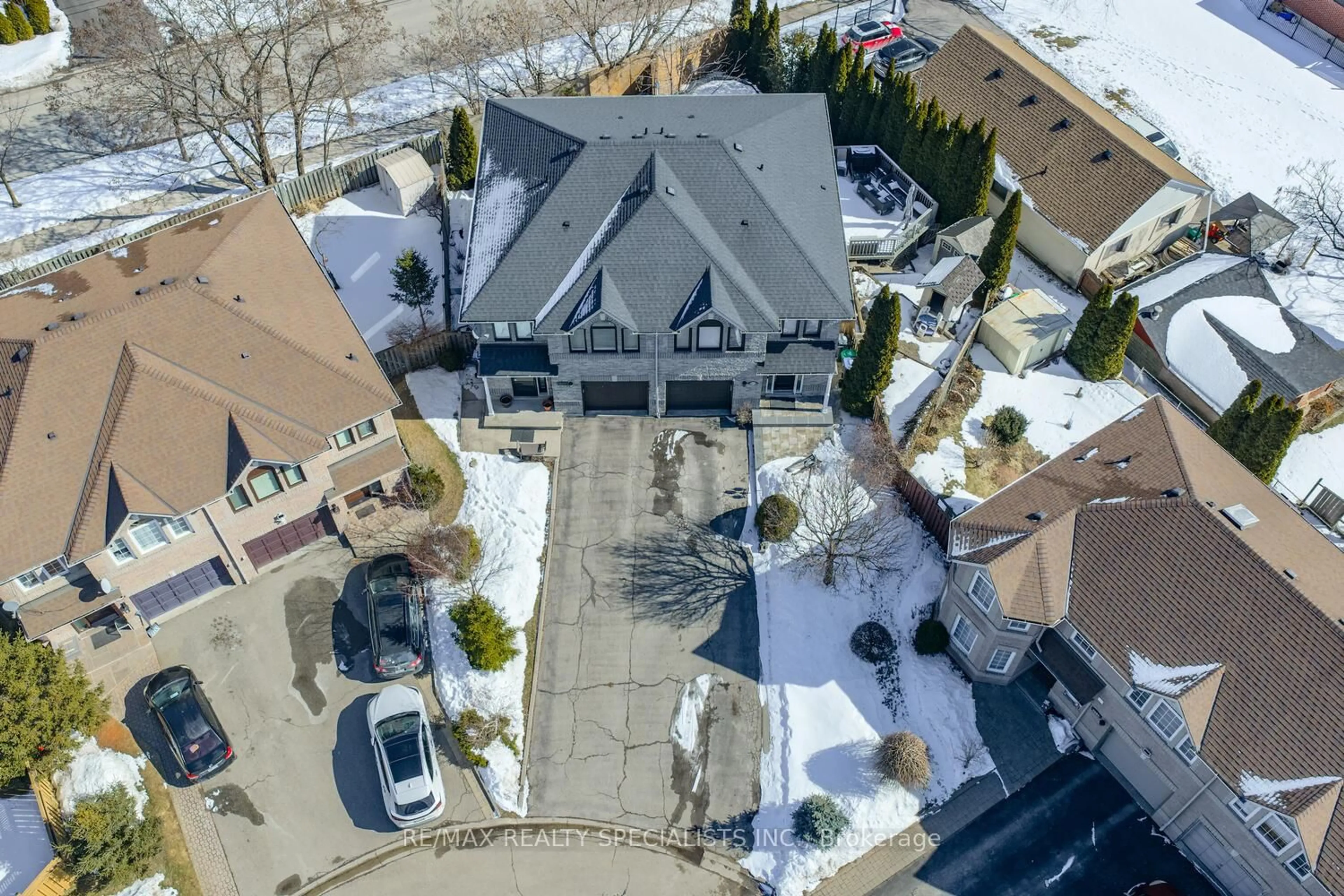 A pic from outside/outdoor area/front of a property/back of a property/a pic from drone, street for 3079 Salmona Crt, Mississauga Ontario L5B 4G3