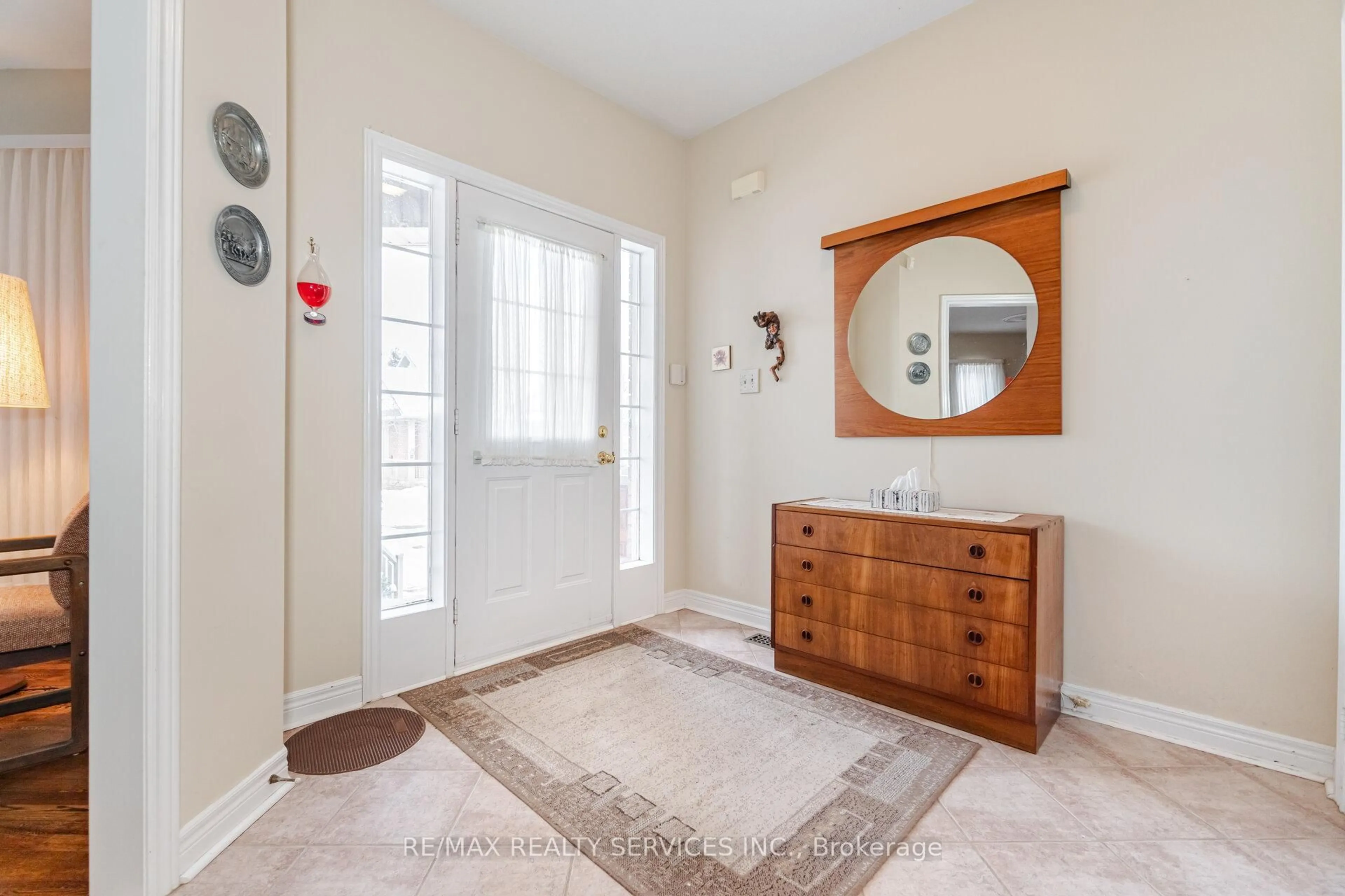 Indoor entryway for 10 Orchard Park Gate, Brampton Ontario L6R 1W5