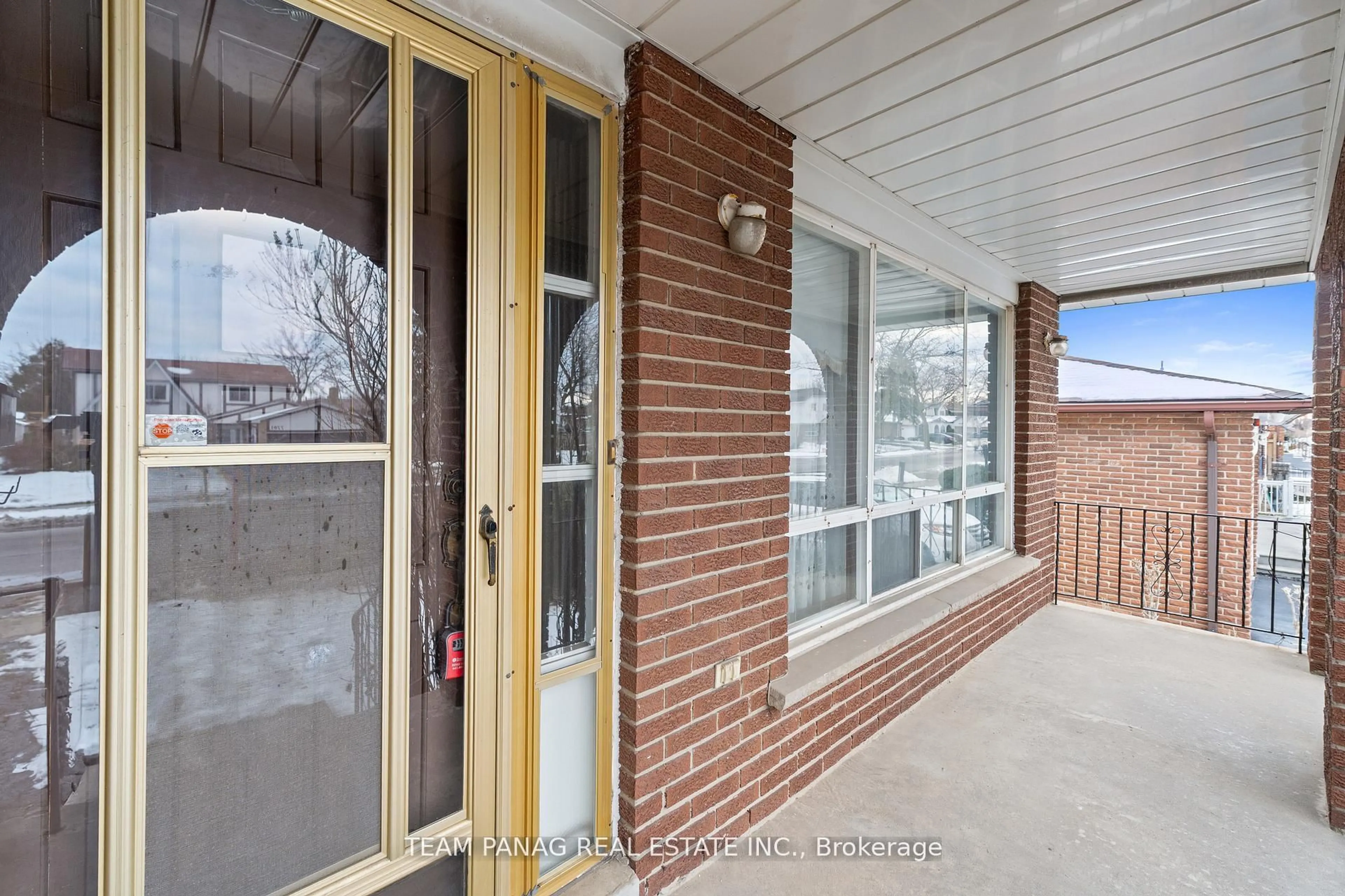 Indoor entryway for 7700 Netherwood Rd, Mississauga Ontario L4T 2P1