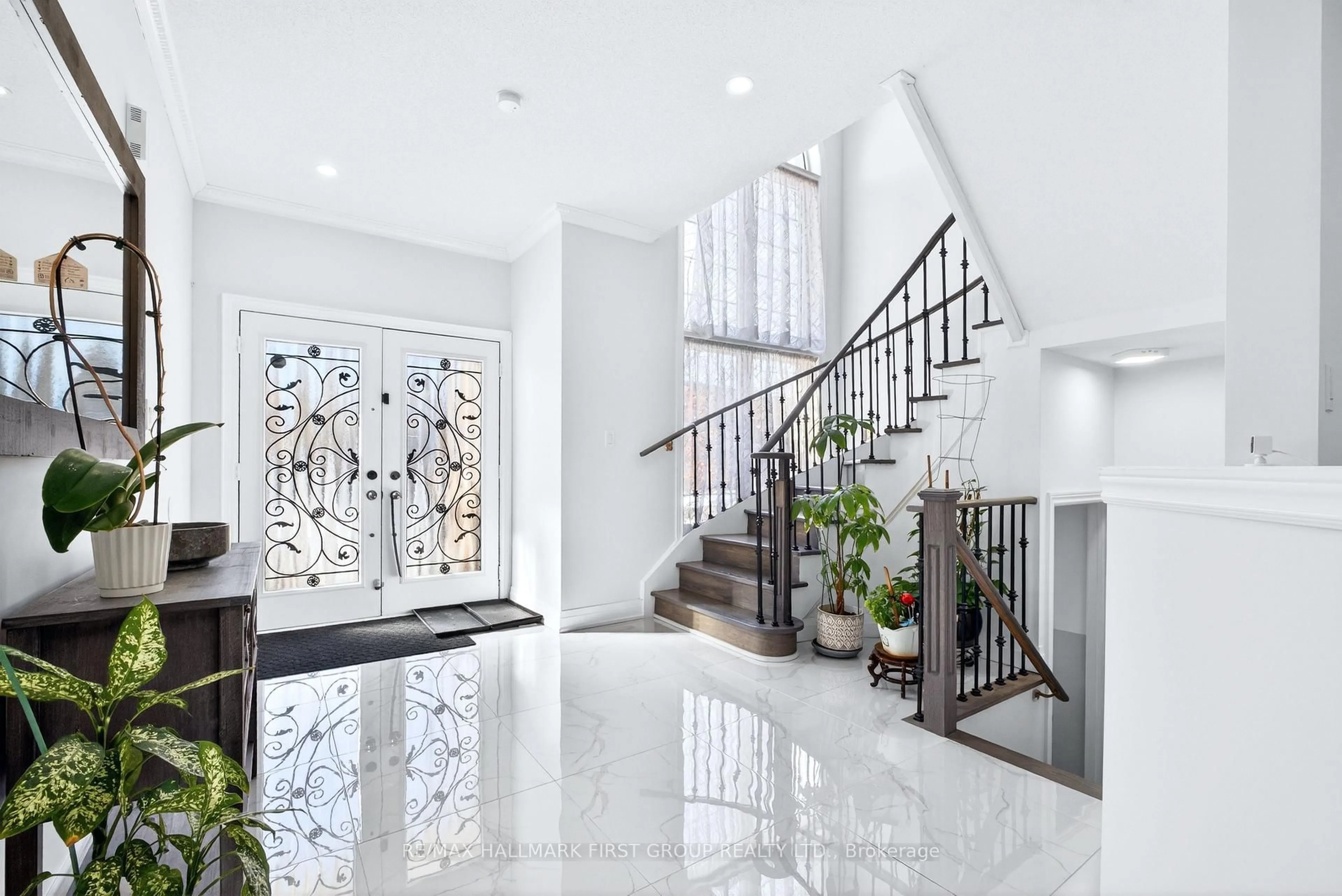 Indoor foyer for 18 Buster Dr, Brampton Ontario L6Y 5P8