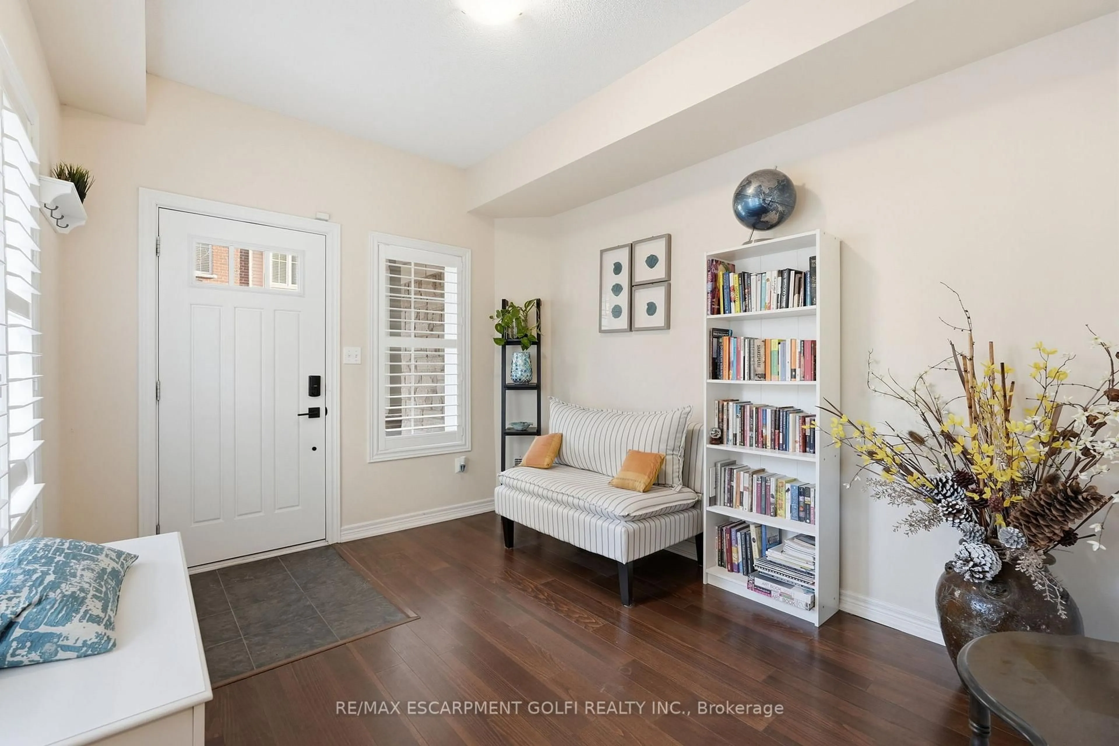 Indoor entryway for 362 Plains Rd #42, Burlington Ontario L7T 0A4