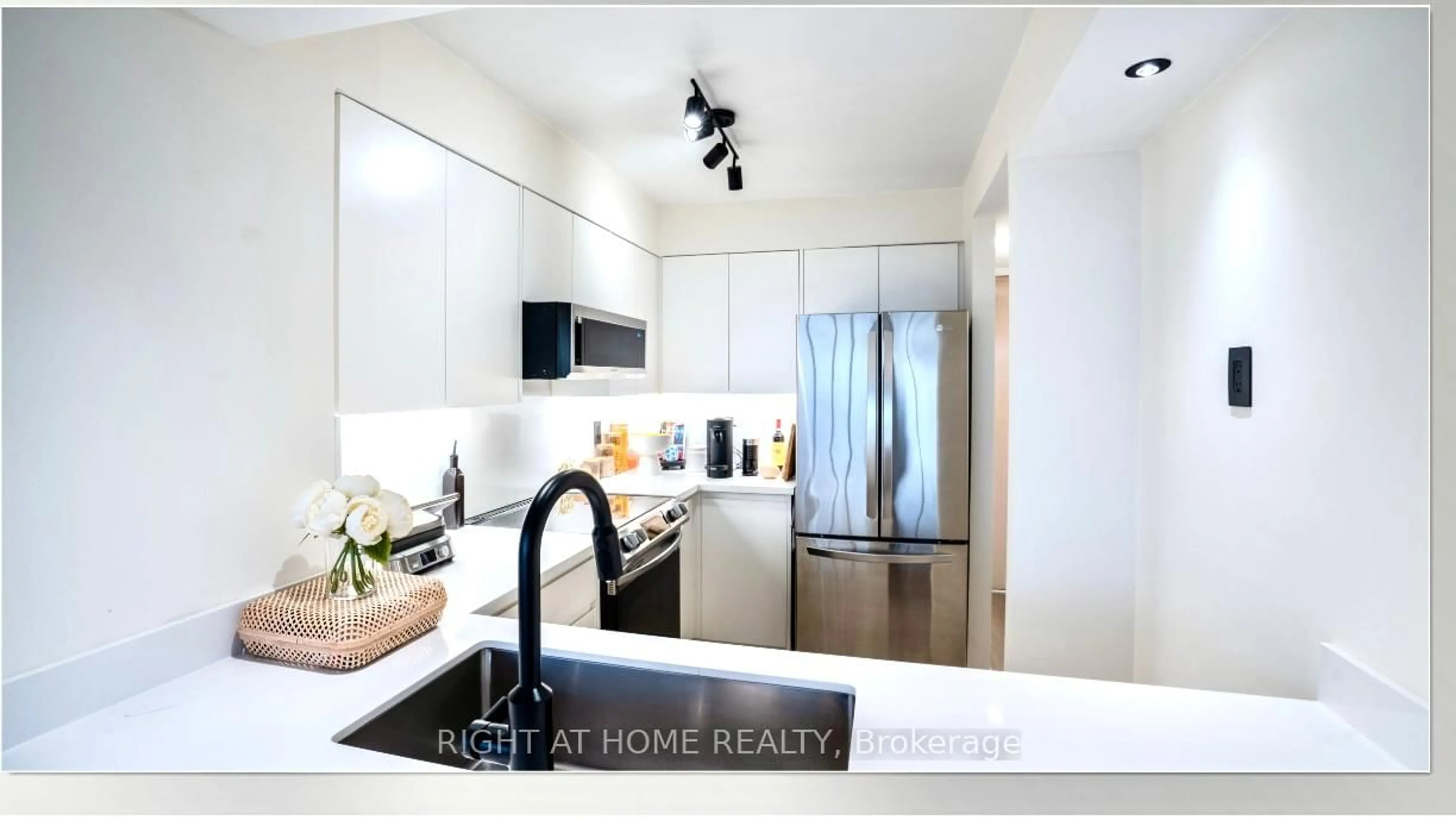 Contemporary kitchen, unknown for 50 Eglinton Ave #1705, Mississauga Ontario L5R 3P5