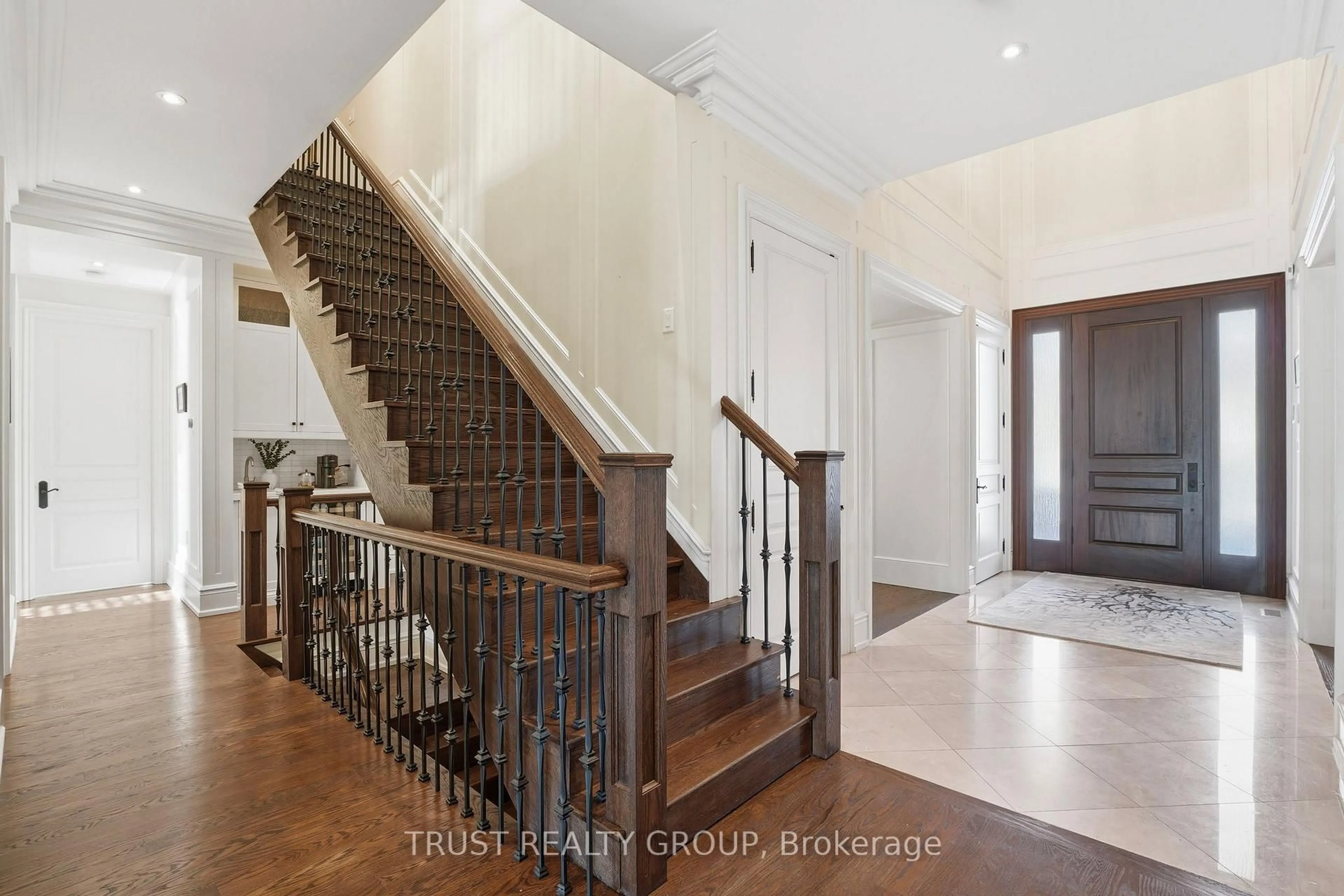 Indoor entryway for 1372 Duncan Rd, Oakville Ontario L6J 2R1