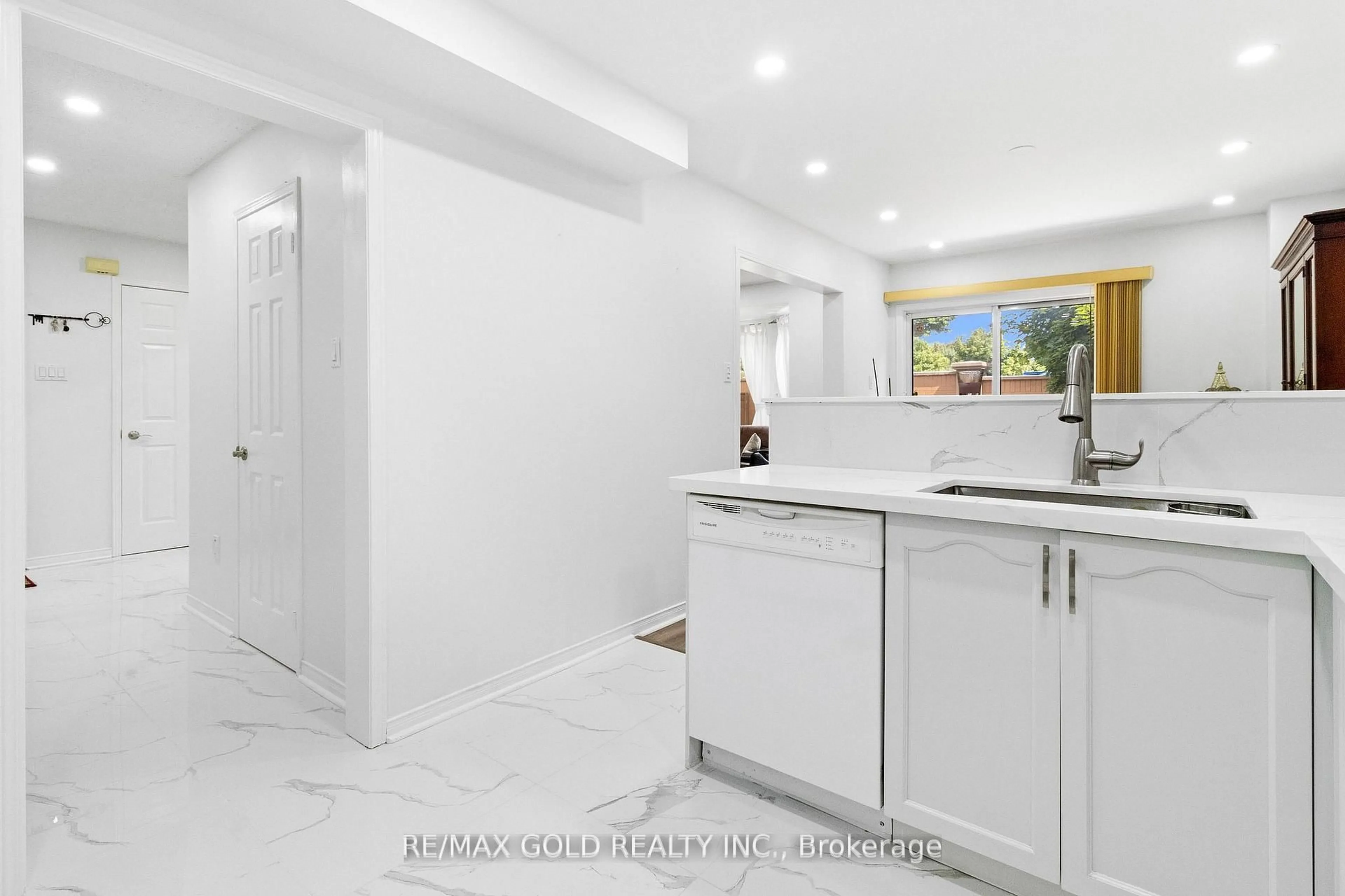 Laundry room for 40 Blue Spruce St, Brampton Ontario L6R 1C5