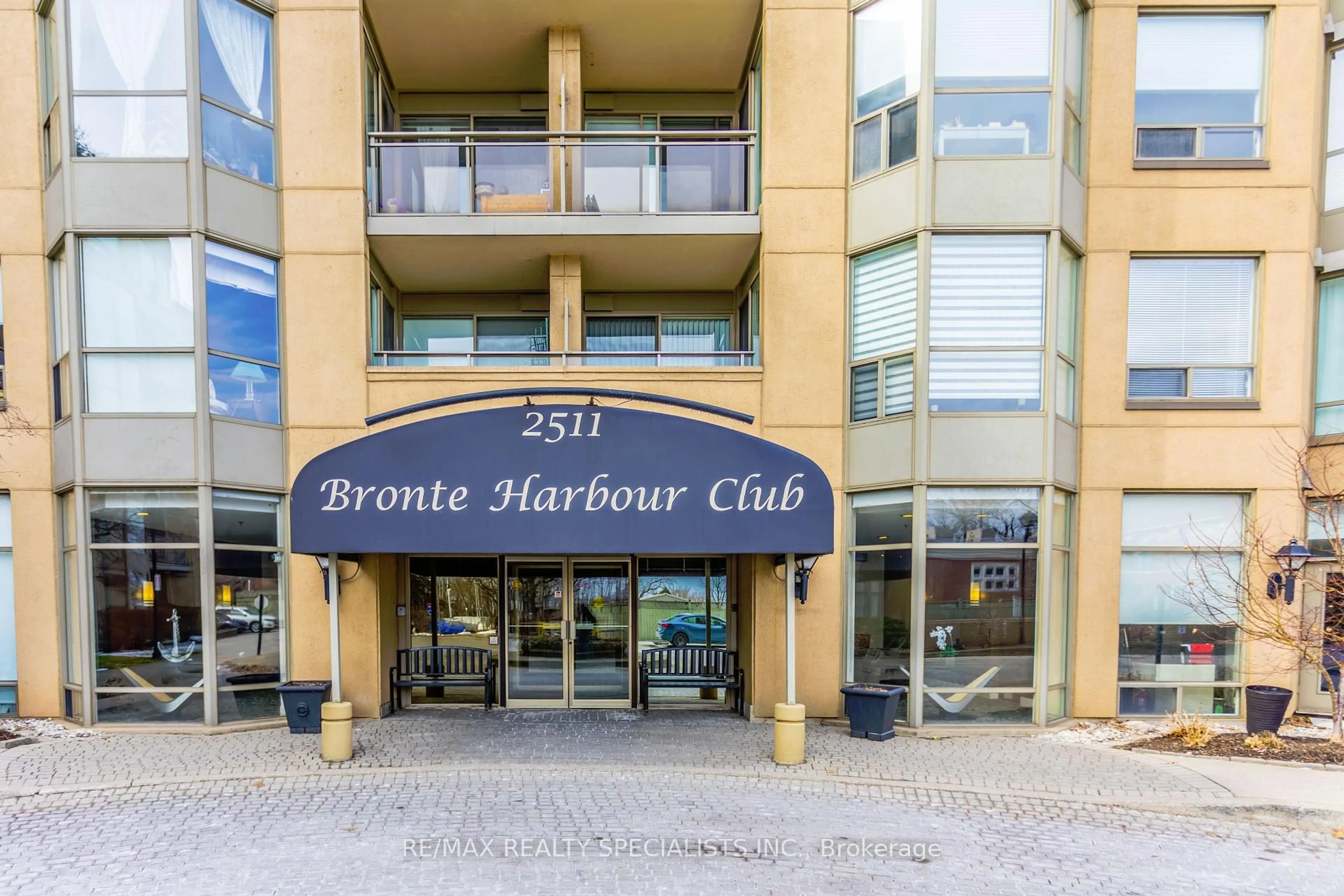 Indoor foyer for 2511 Lakeshore Rd #708, Oakville Ontario L6L 6L9