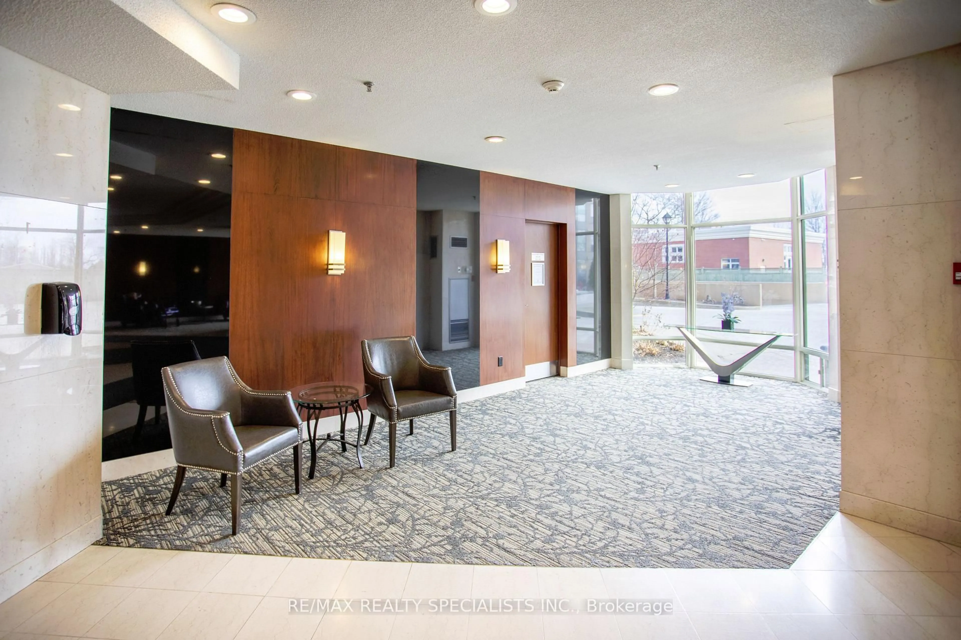 Indoor foyer for 2511 Lakeshore Rd #708, Oakville Ontario L6L 6L9