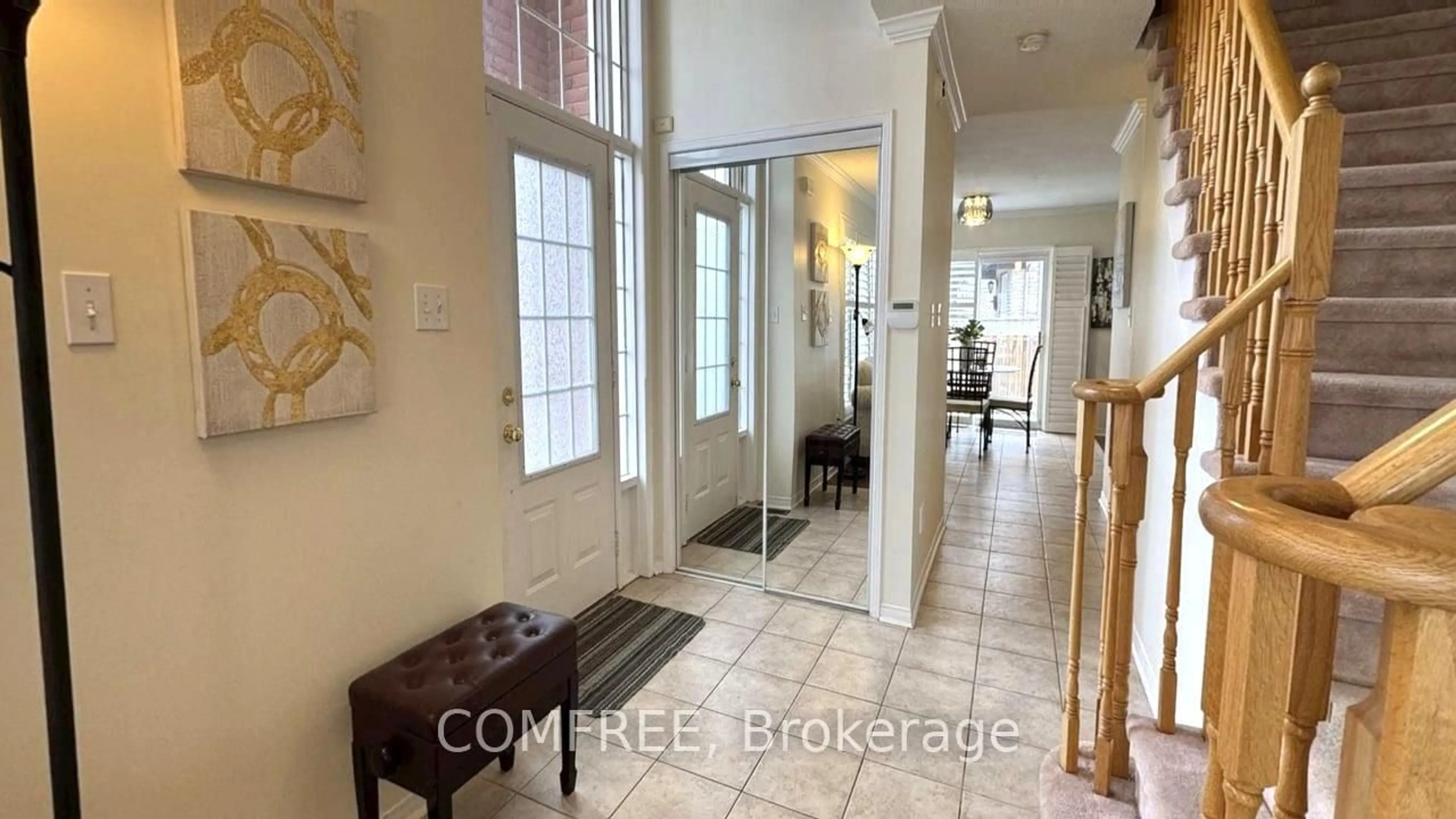 Indoor foyer for 1019 Kennedy Circ, Milton Ontario L9T 5S4