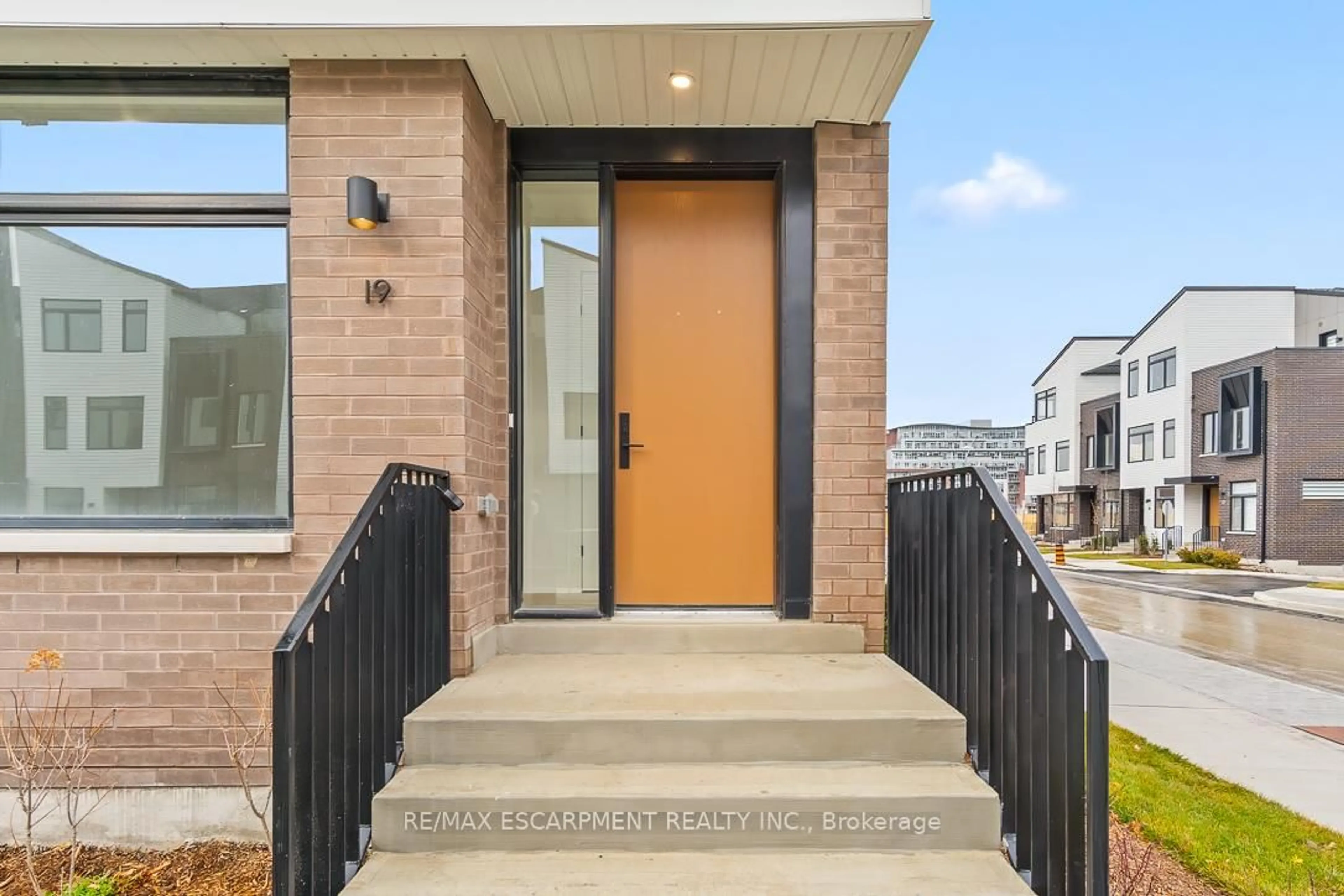 Indoor entryway for 20 Lou Parsons Way #19, Mississauga Ontario L5H 0B2