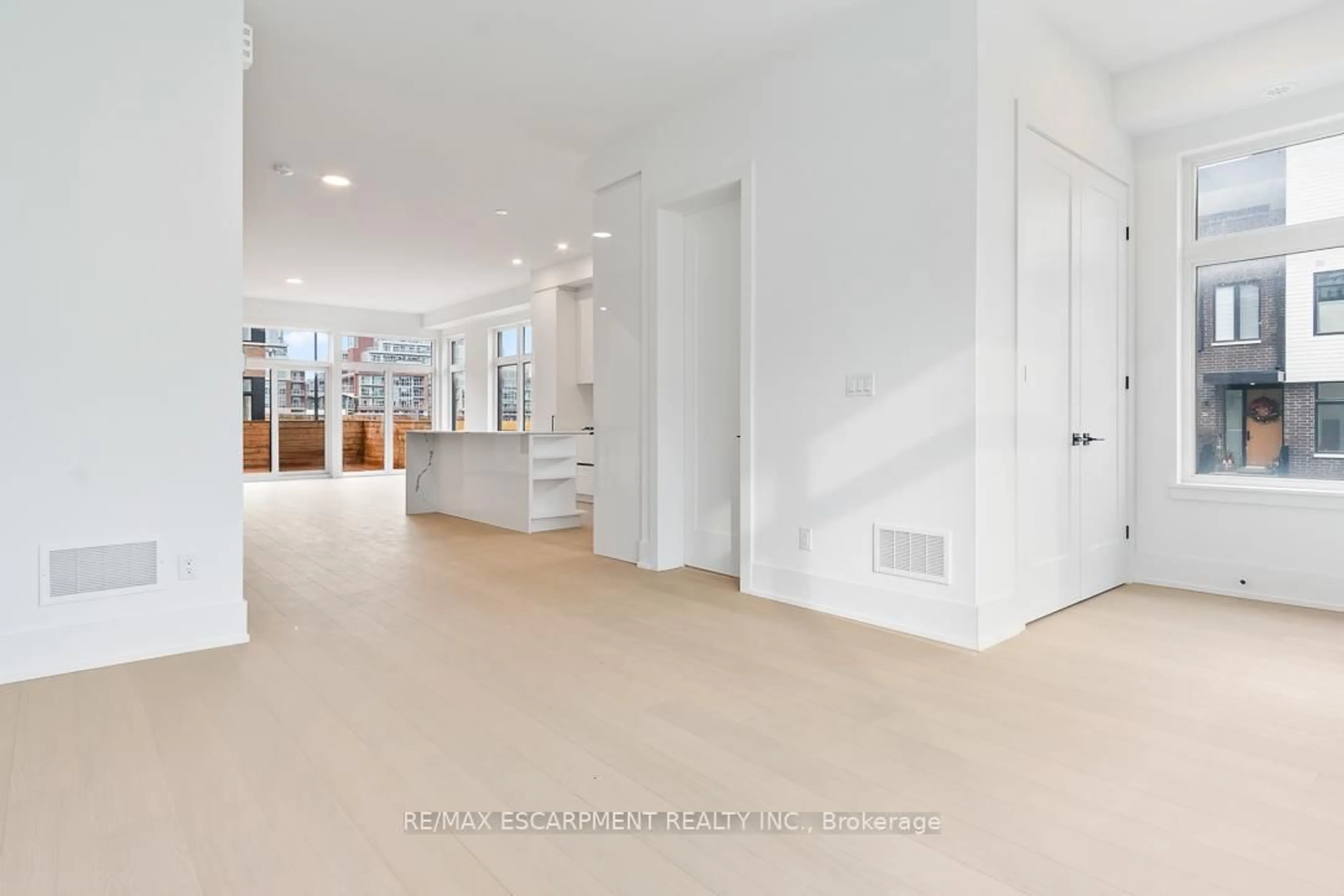 Indoor foyer for 20 Lou Parsons Way #19, Mississauga Ontario L5H 0B2