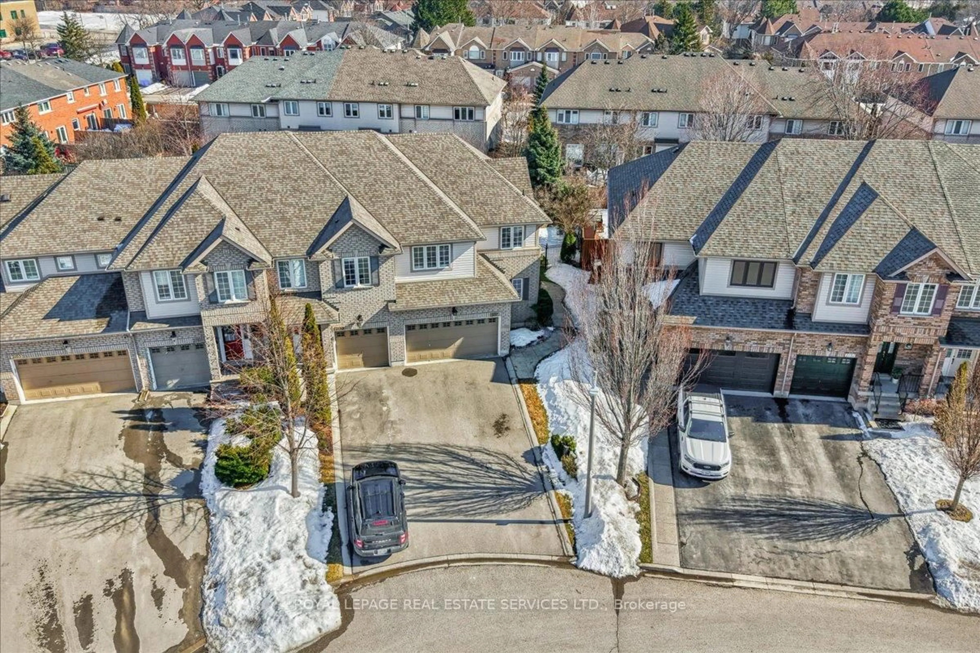 A pic from outside/outdoor area/front of a property/back of a property/a pic from drone, street for 2157 Forest Gate Park, Oakville Ontario L6M 4B3