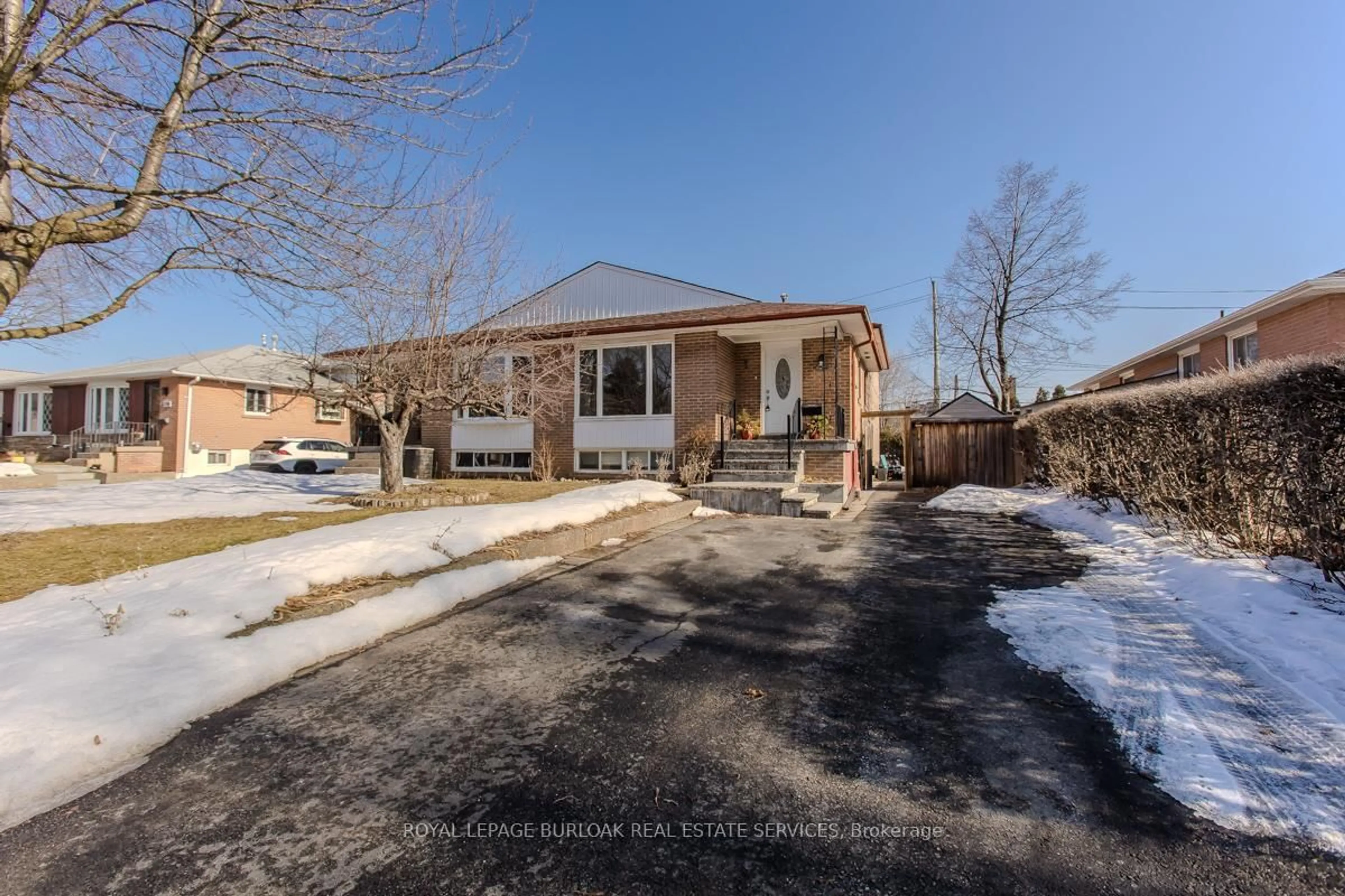 A pic from outside/outdoor area/front of a property/back of a property/a pic from drone, street for 1294 Napier Cres, Oakville Ontario L6H 2A4