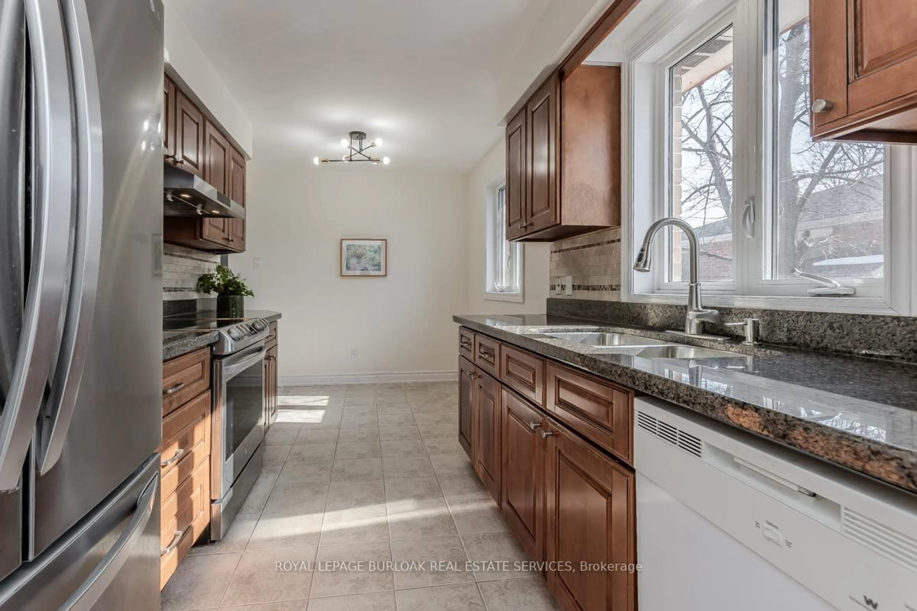 Open concept kitchen, ceramic/tile floor for 1294 Napier Cres, Oakville Ontario L6H 2A4