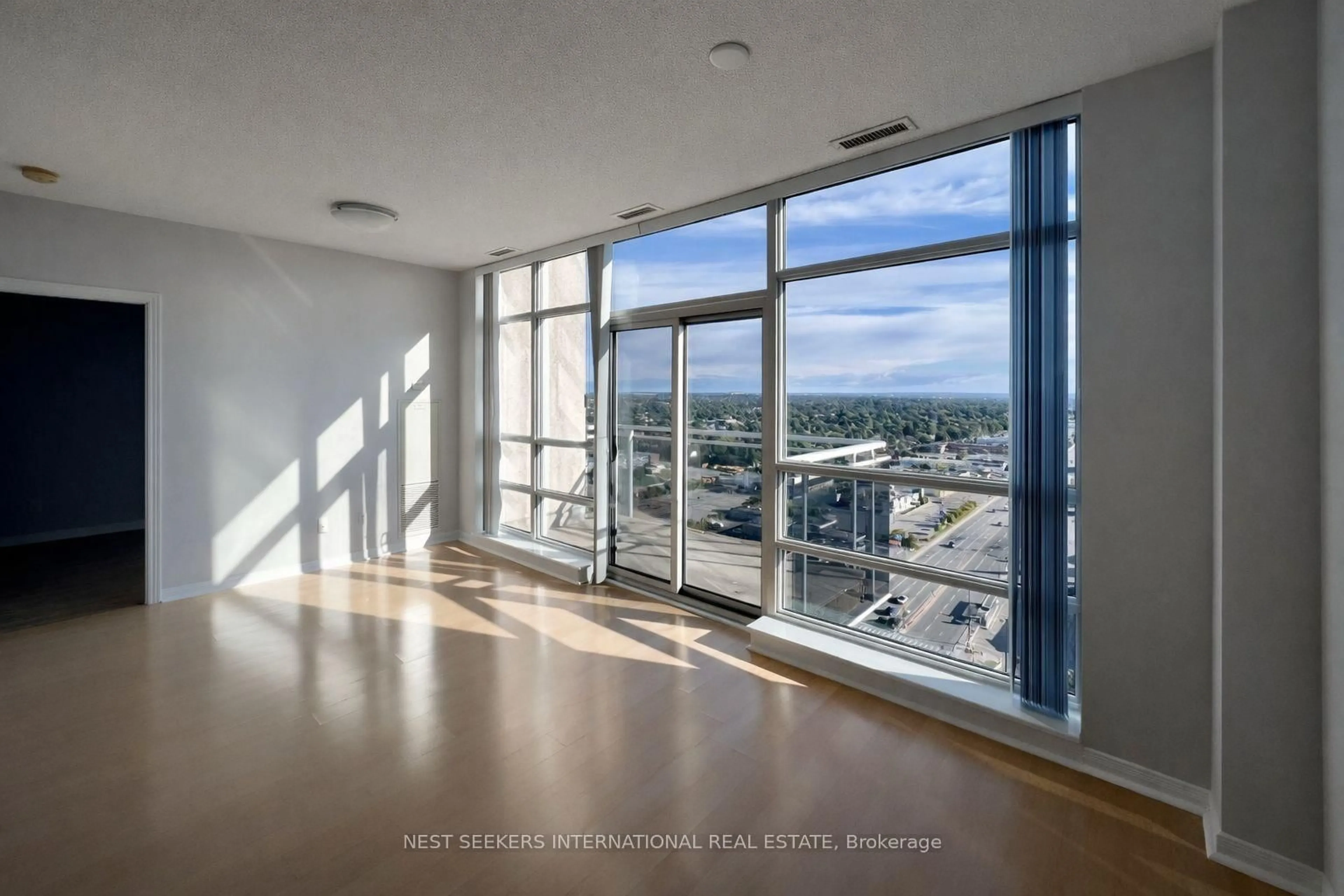 Indoor foyer for 215 Queen St #2309, Brampton Ontario L6W 0A9