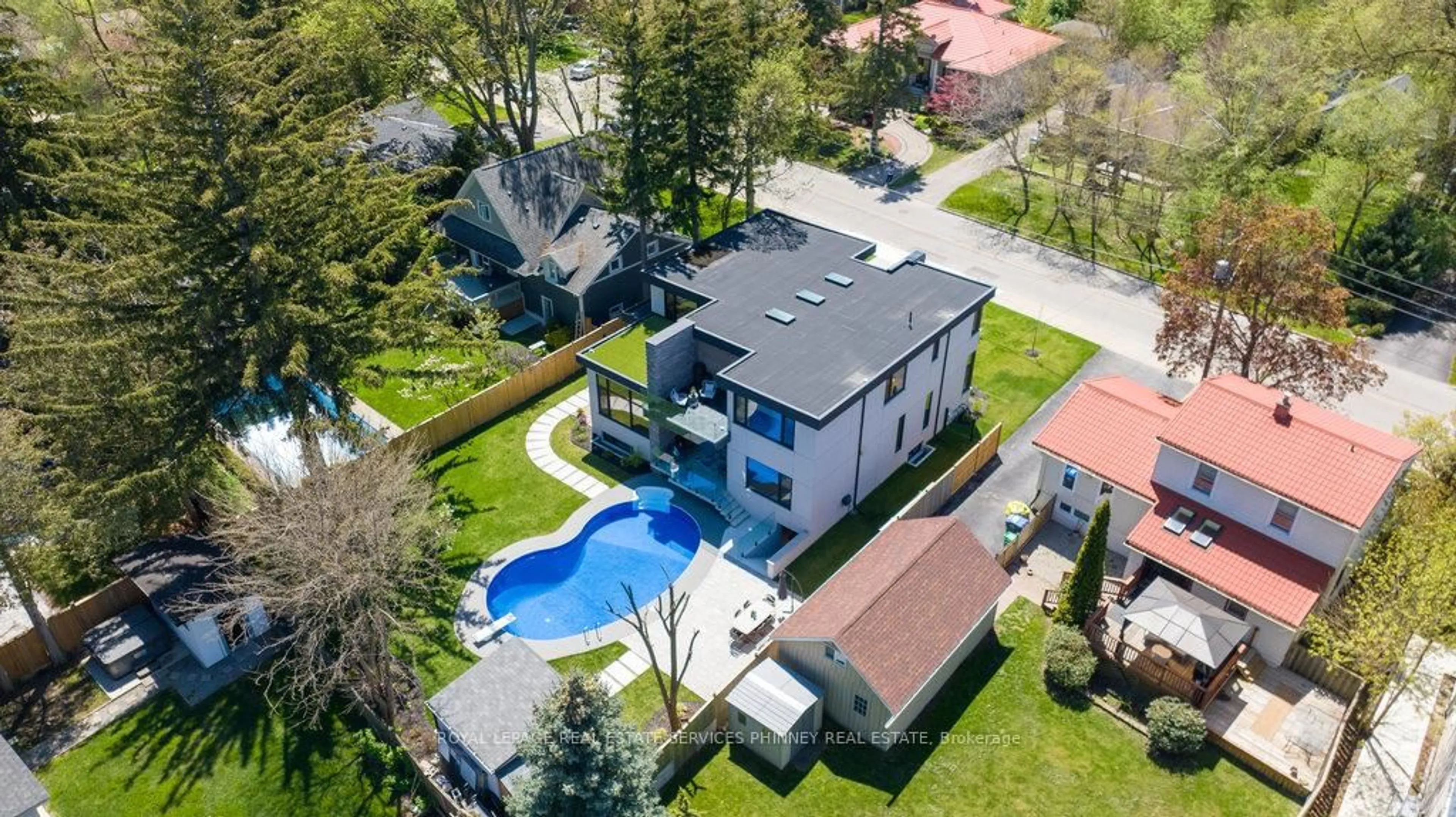 A pic from outside/outdoor area/front of a property/back of a property/a pic from drone, street for 1617 Trotwood Ave, Mississauga Ontario L5G 3Z8