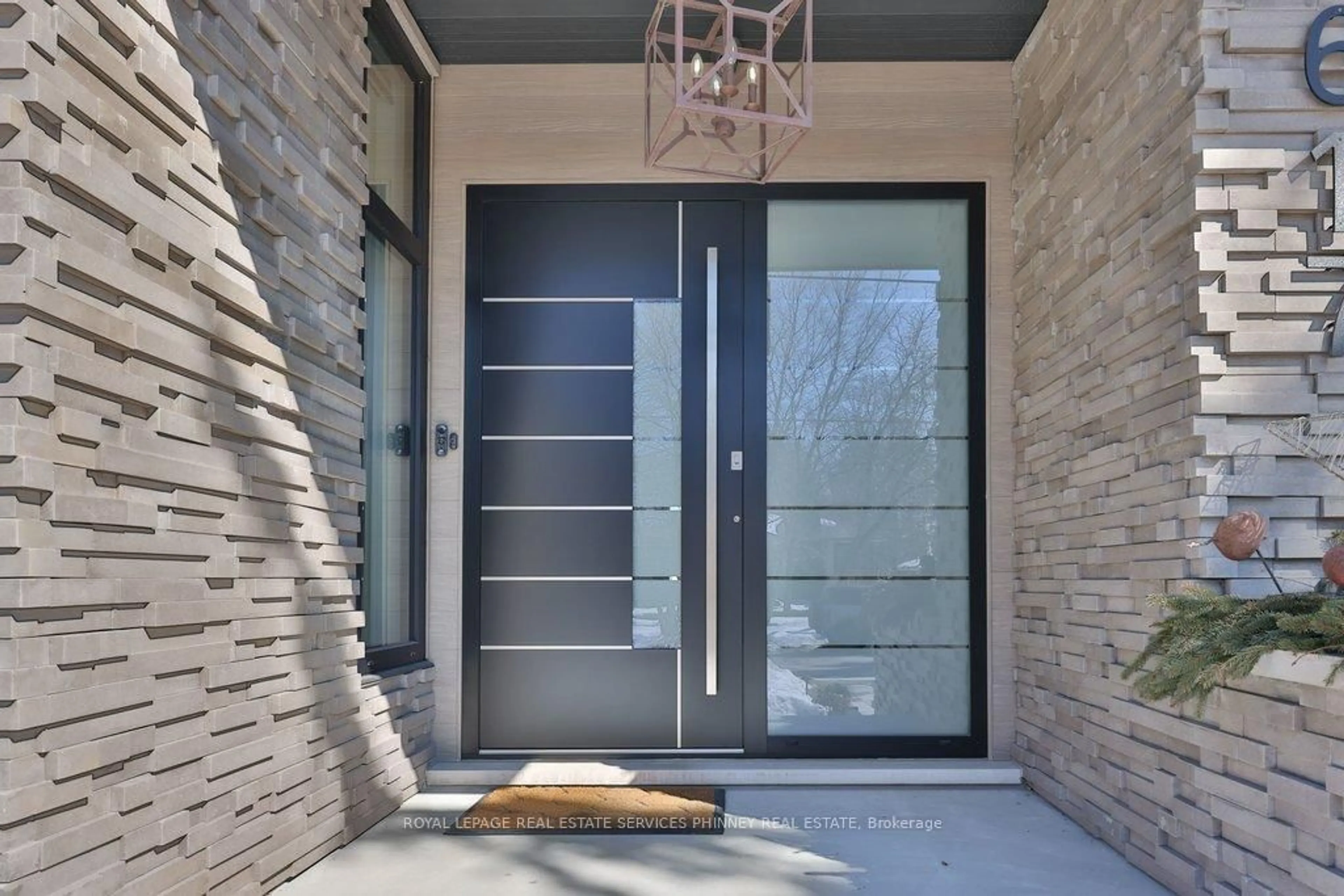 Indoor entryway for 1617 Trotwood Ave, Mississauga Ontario L5G 3Z8