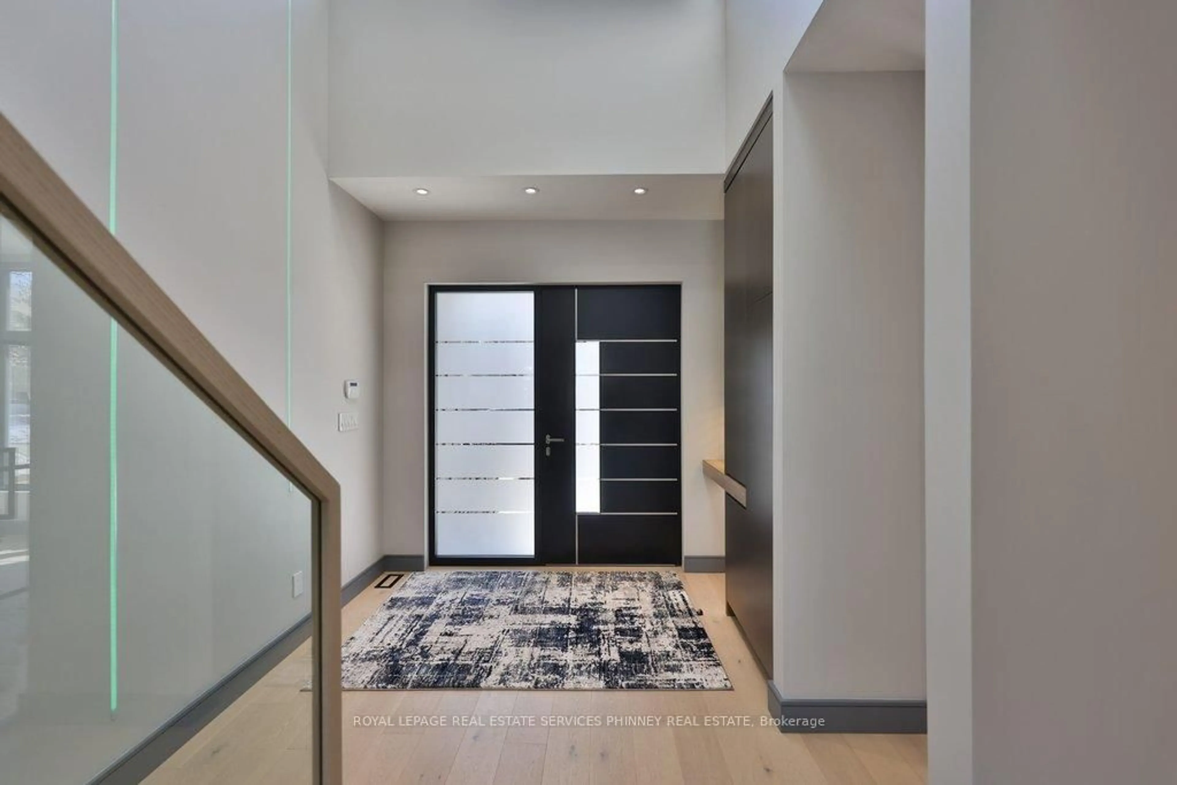 Indoor foyer for 1617 Trotwood Ave, Mississauga Ontario L5G 3Z8