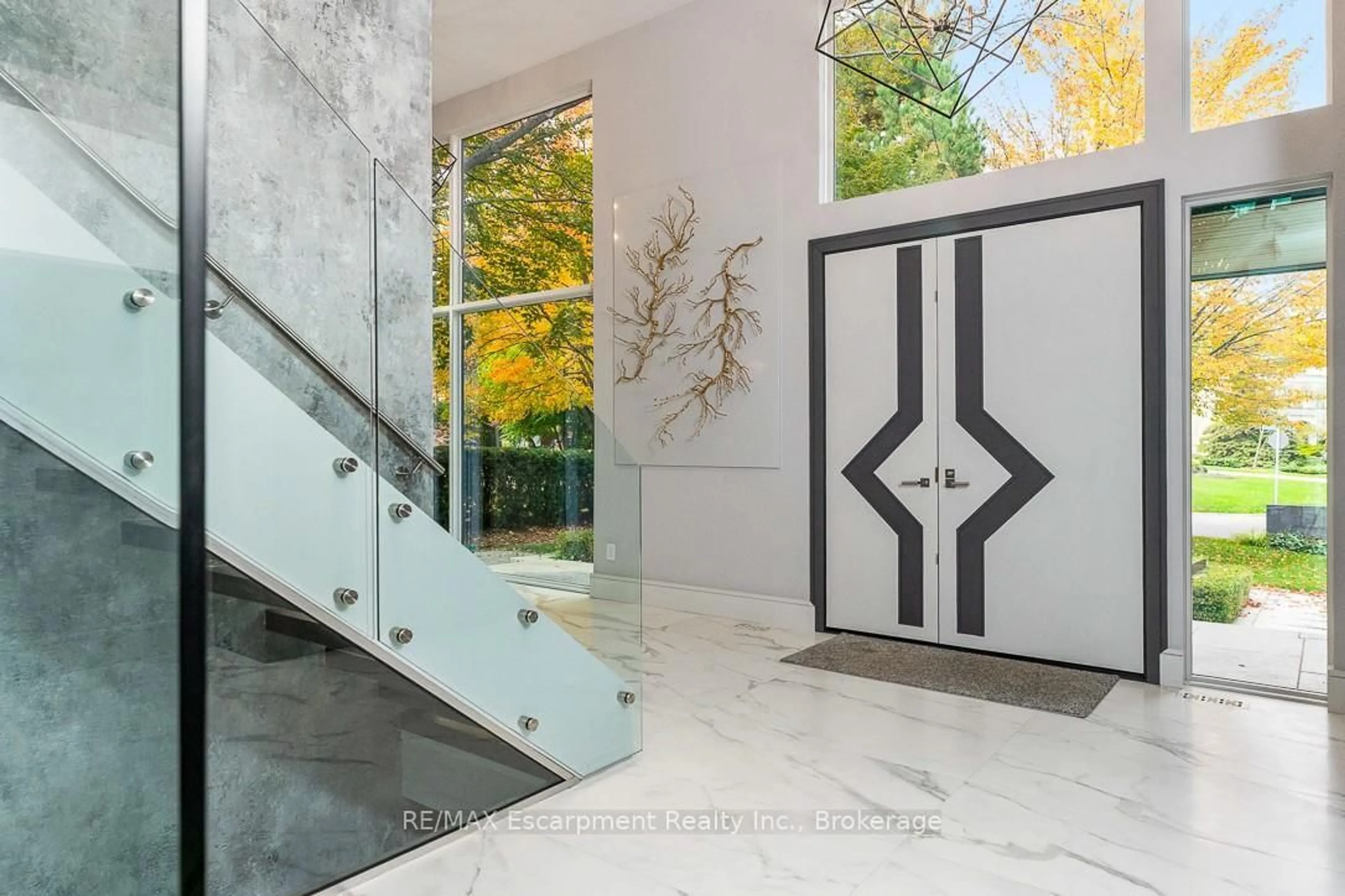 Indoor entryway for 2250 Chancery Lane, Oakville Ontario L6J 6A3