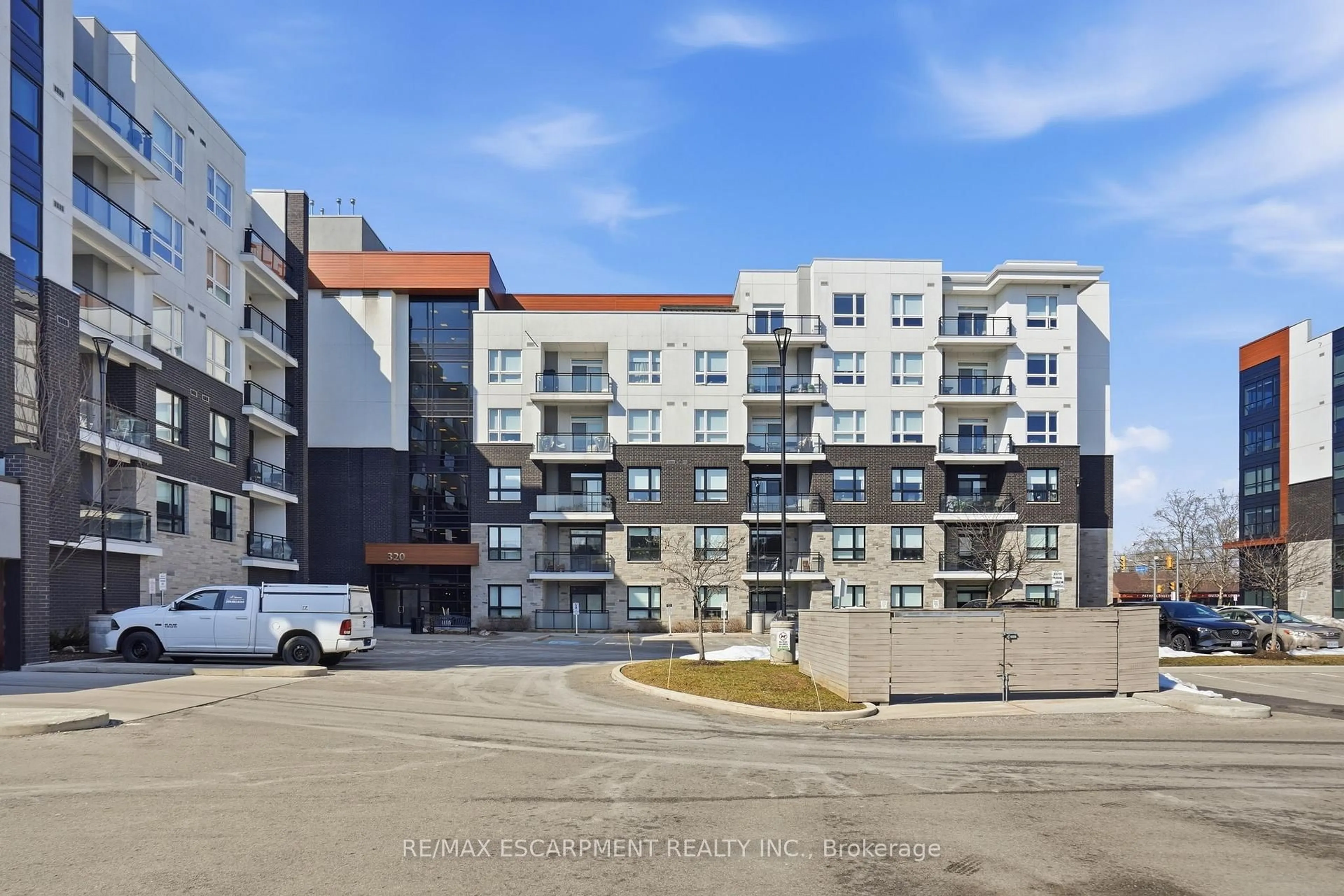 A pic from outside/outdoor area/front of a property/back of a property/a pic from drone, unknown for 320 Plains Rd #618, Burlington Ontario L7T 0C1