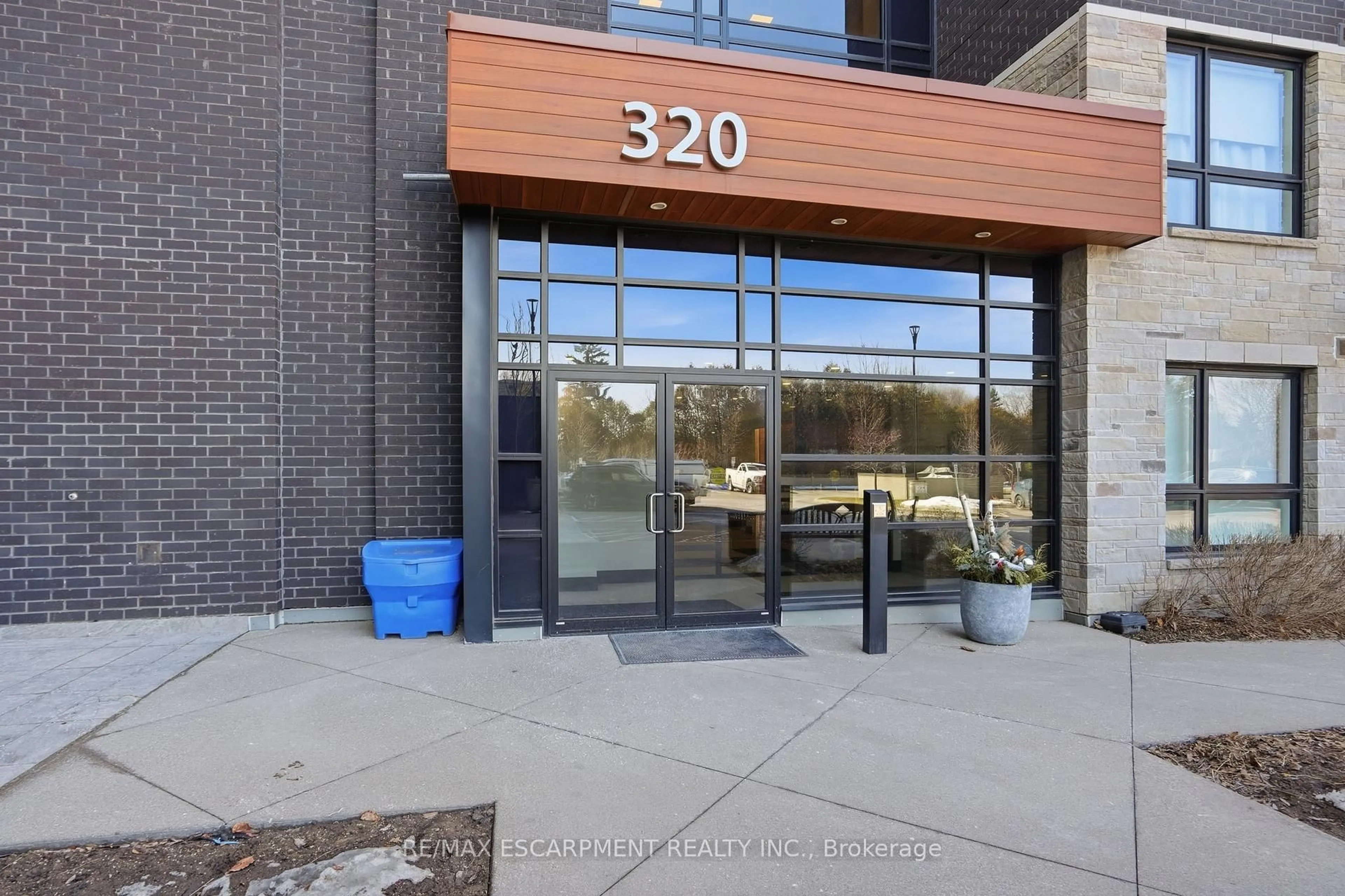 Indoor foyer for 320 Plains Rd #618, Burlington Ontario L7T 0C1