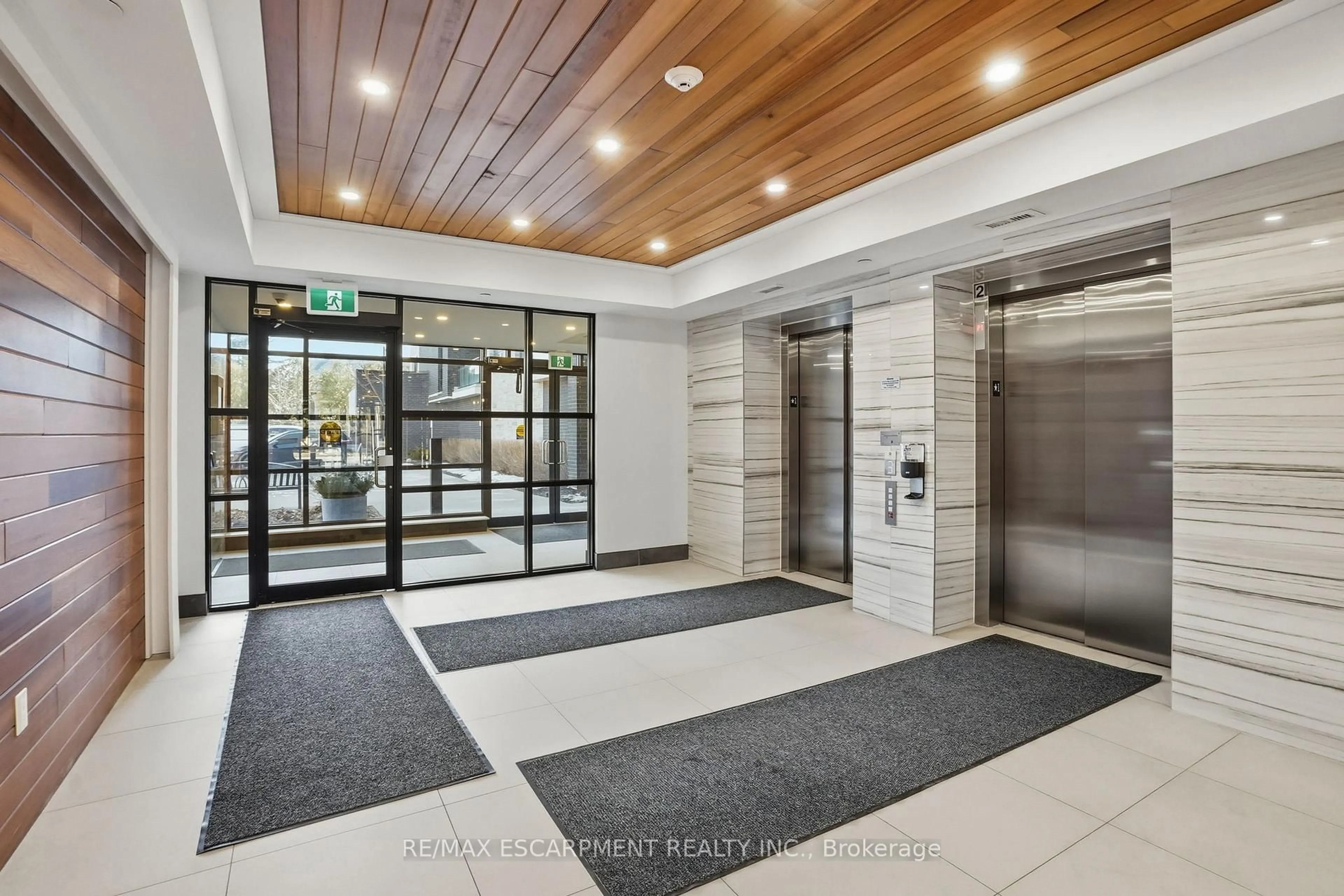 Indoor foyer for 320 Plains Rd #618, Burlington Ontario L7T 0C1