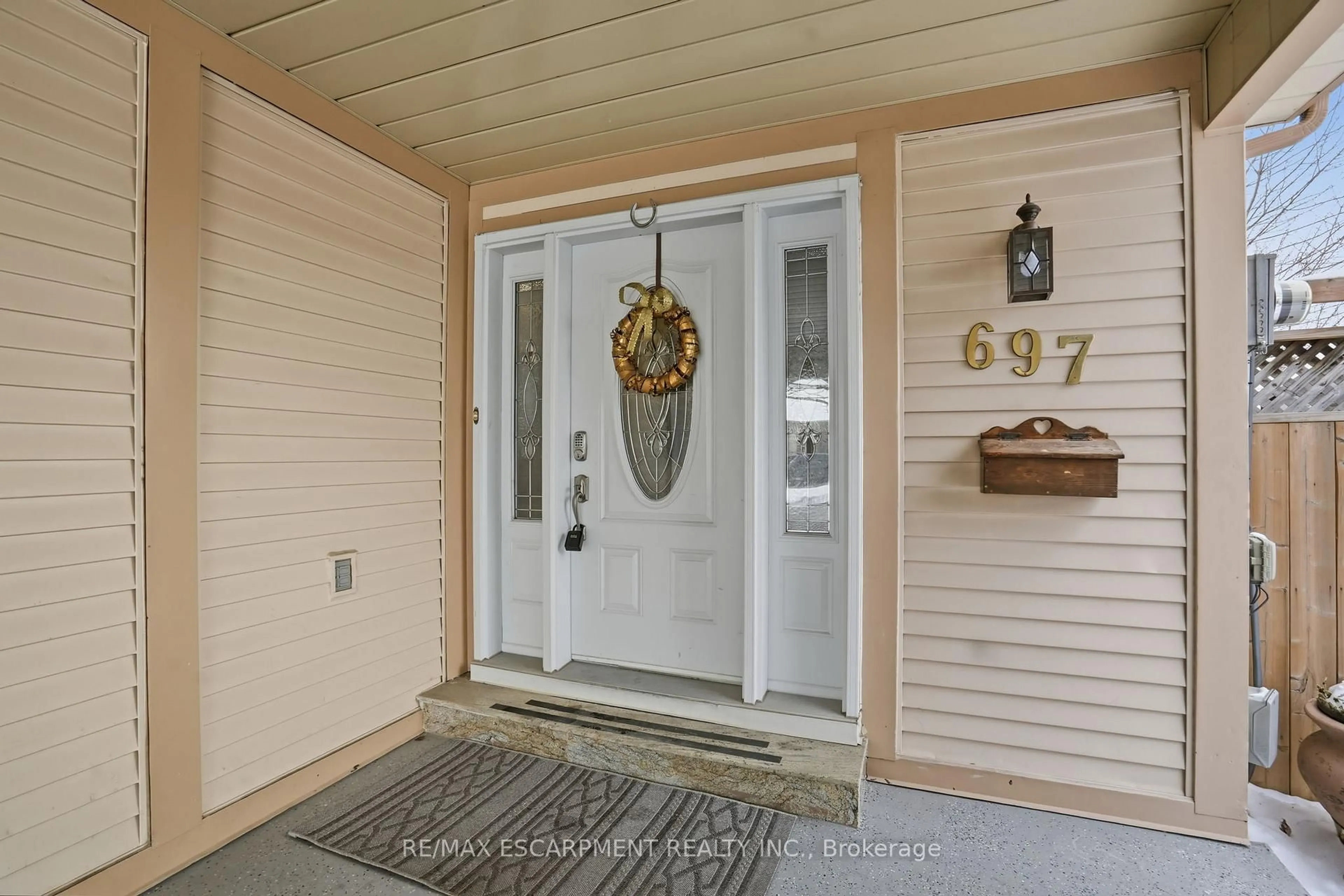 Indoor entryway for 697 LOMOND Cres, Burlington Ontario L7L 2N8