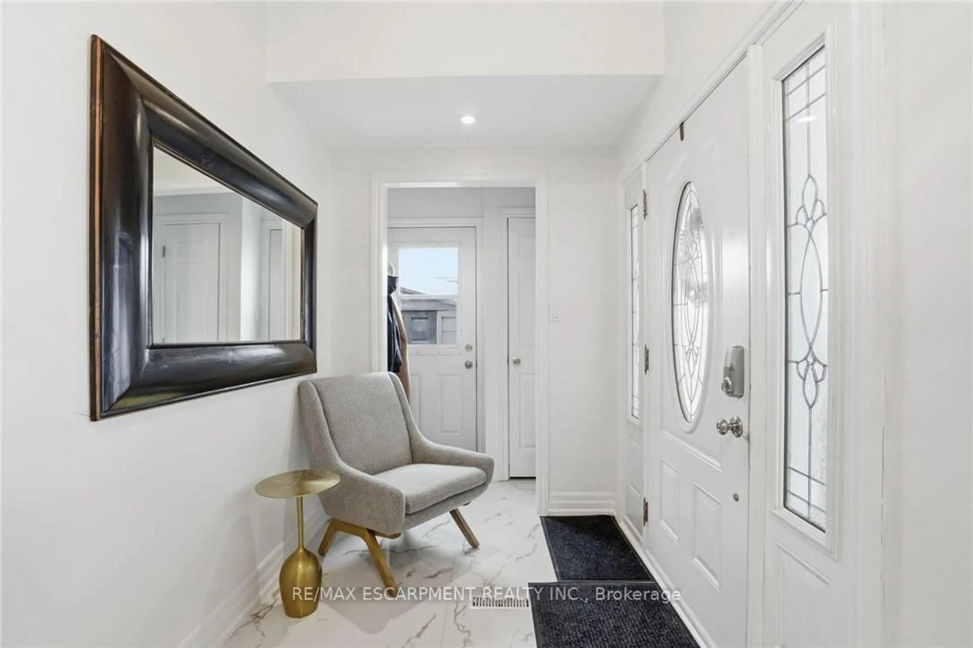 Indoor entryway for 697 LOMOND Cres, Burlington Ontario L7L 2N8