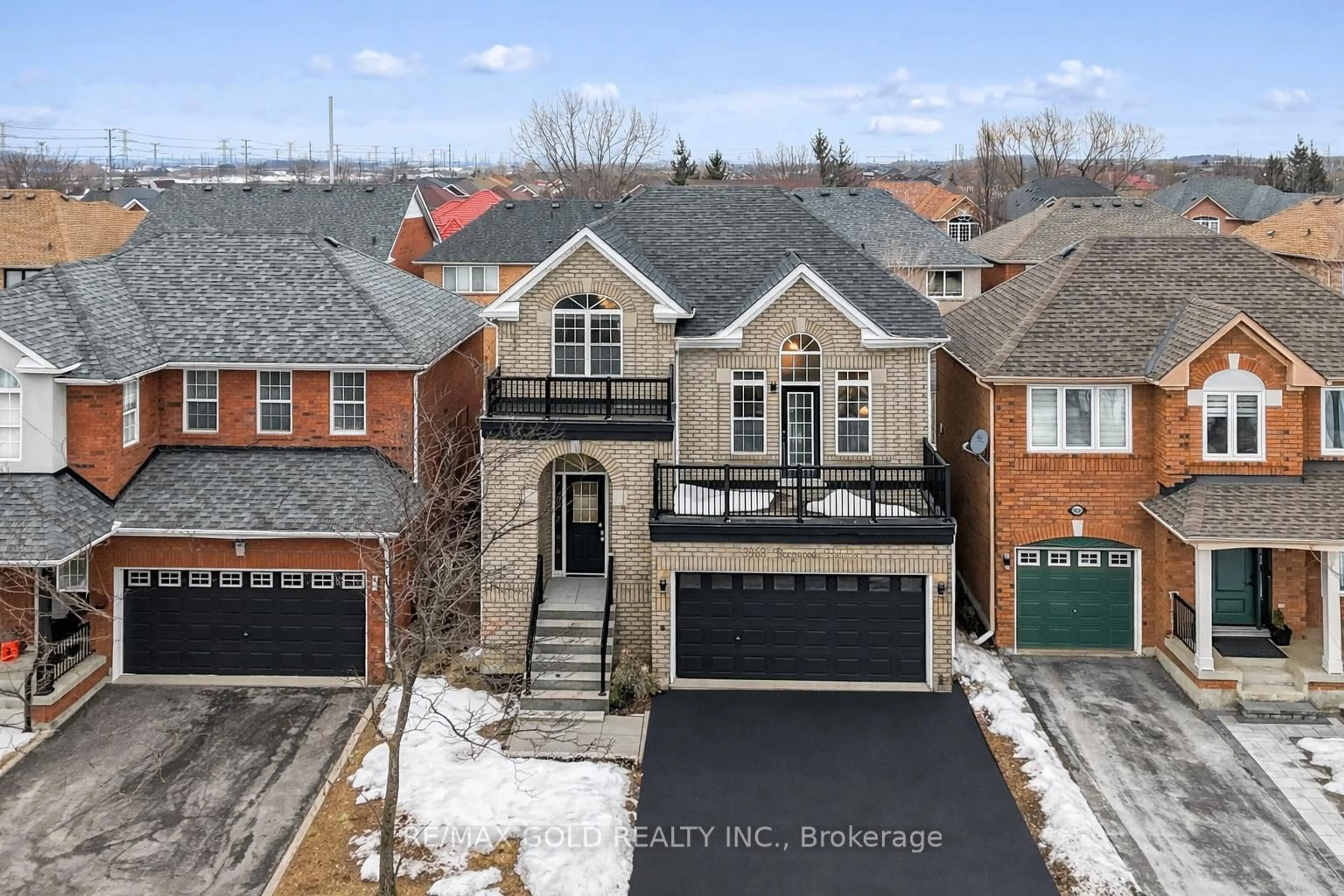 A pic from outside/outdoor area/front of a property/back of a property/a pic from drone, street for 3963 Deepwood Hts, Mississauga Ontario L5M 6L9