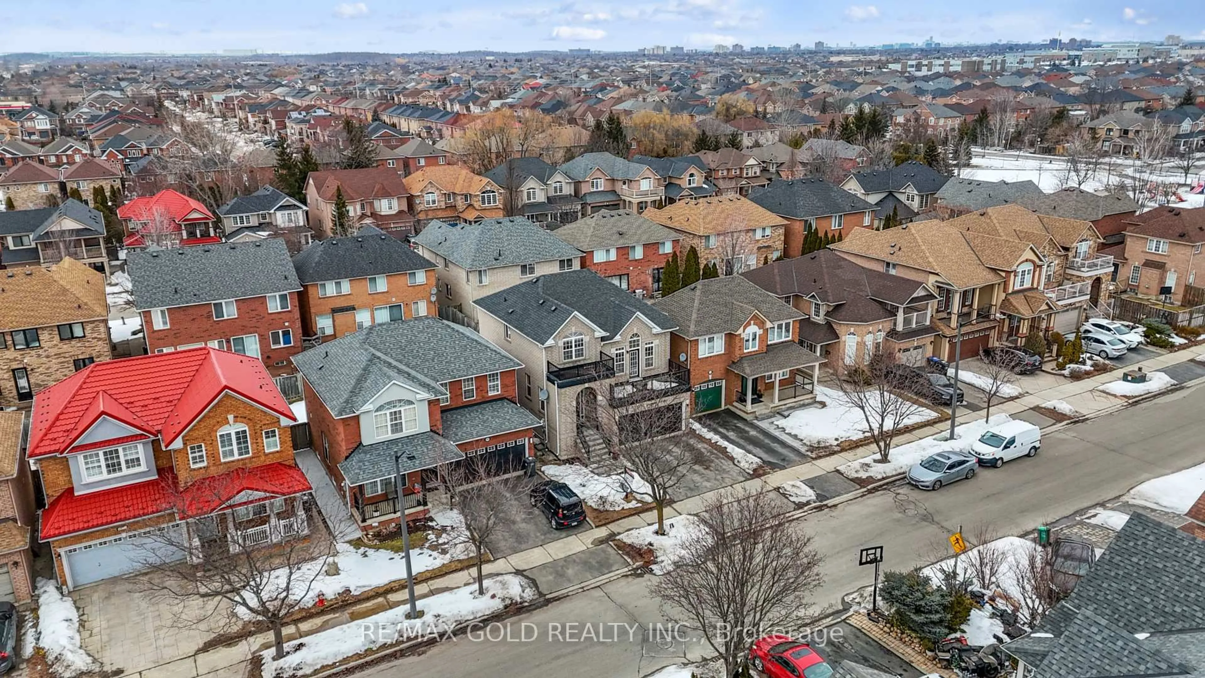 A pic from outside/outdoor area/front of a property/back of a property/a pic from drone, city buildings view from balcony for 3963 Deepwood Hts, Mississauga Ontario L5M 6L9