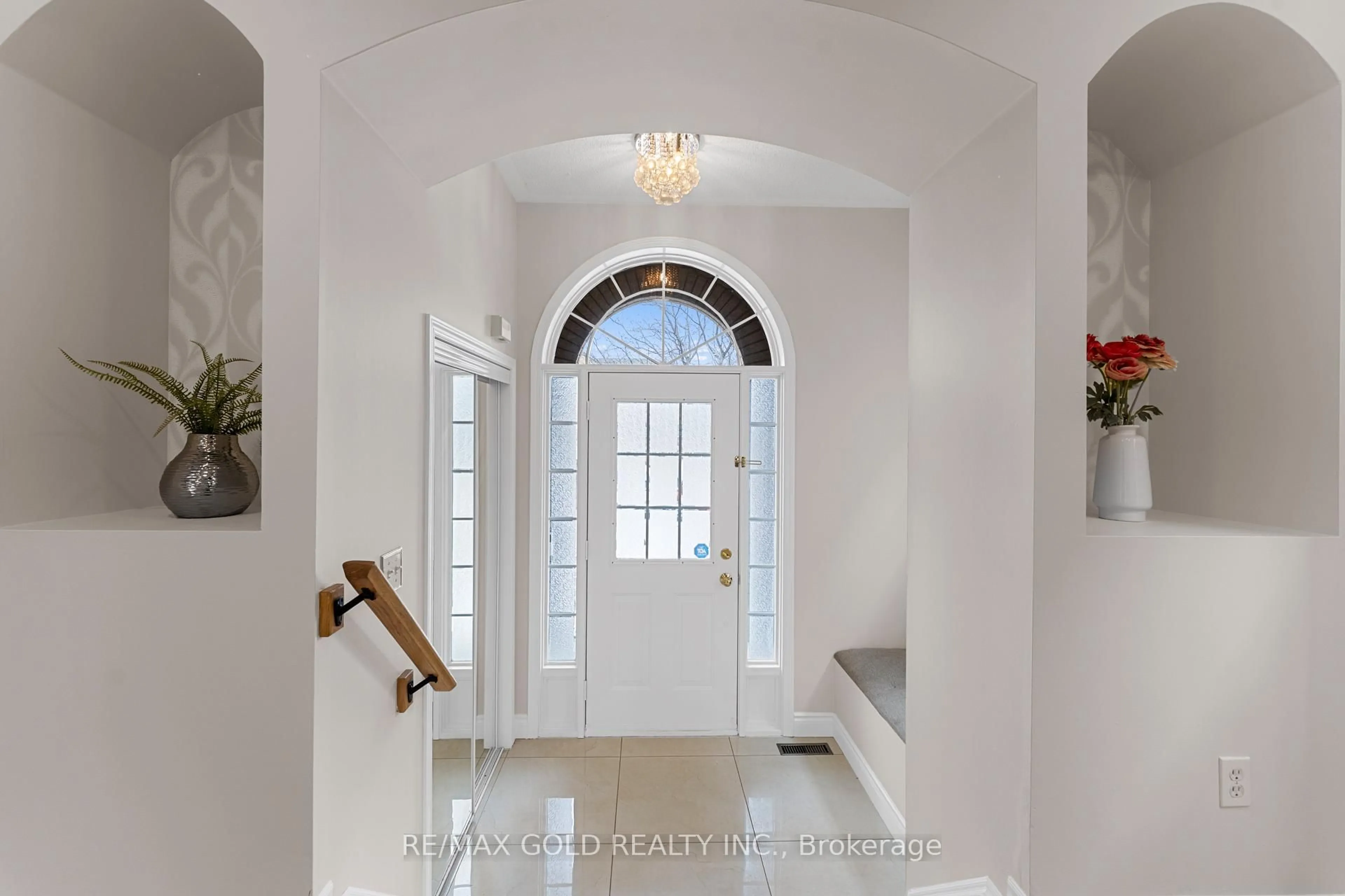 Indoor entryway for 3963 Deepwood Hts, Mississauga Ontario L5M 6L9