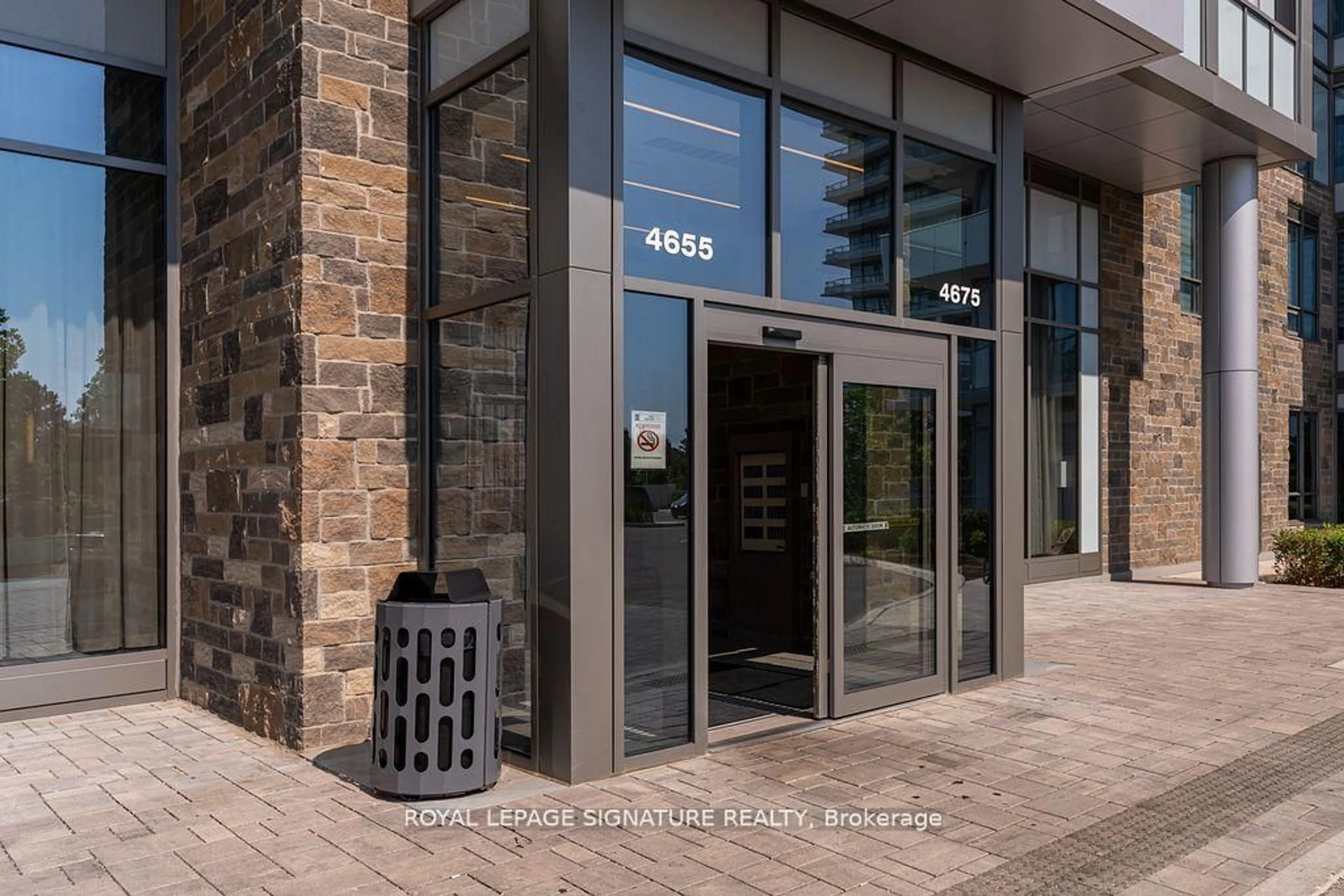 Indoor foyer for 4655 Metcalfe Ave #1901B, Mississauga Ontario L5M 0Z7