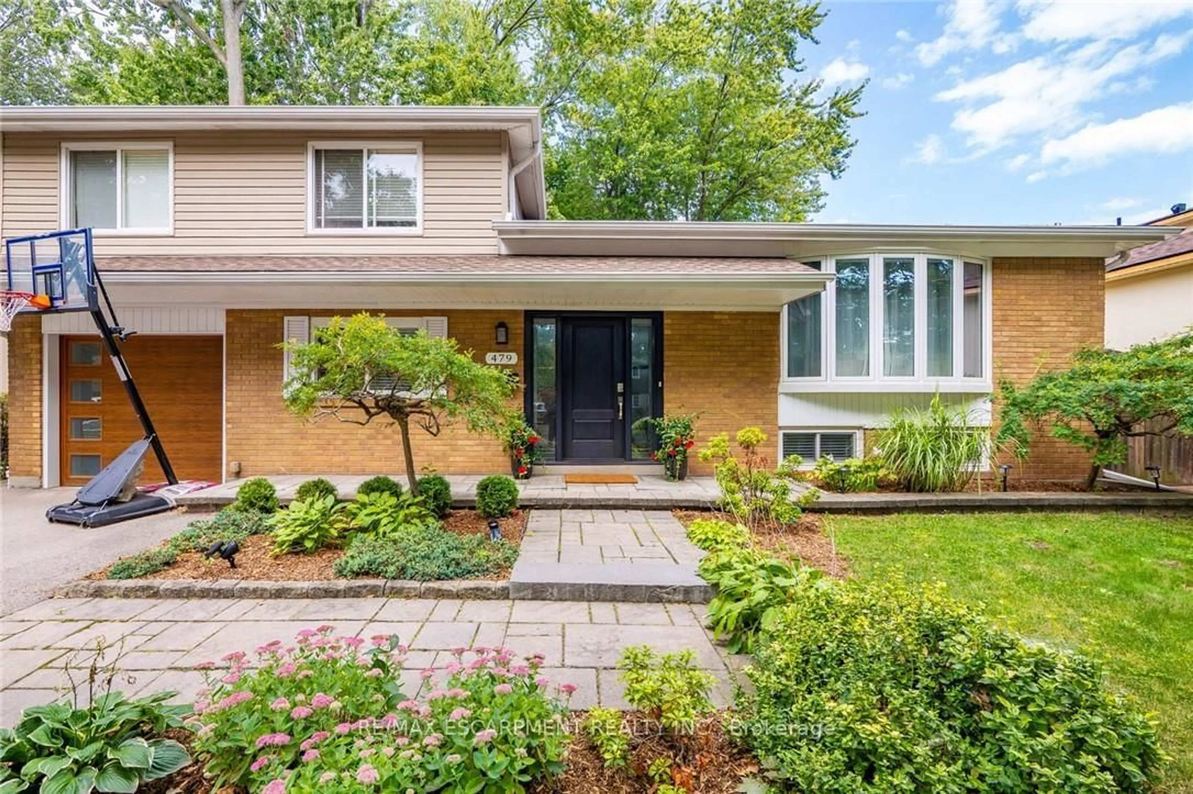 Home with brick exterior material, street for 479 Pinedale Ave, Burlington Ontario L7L 3W3