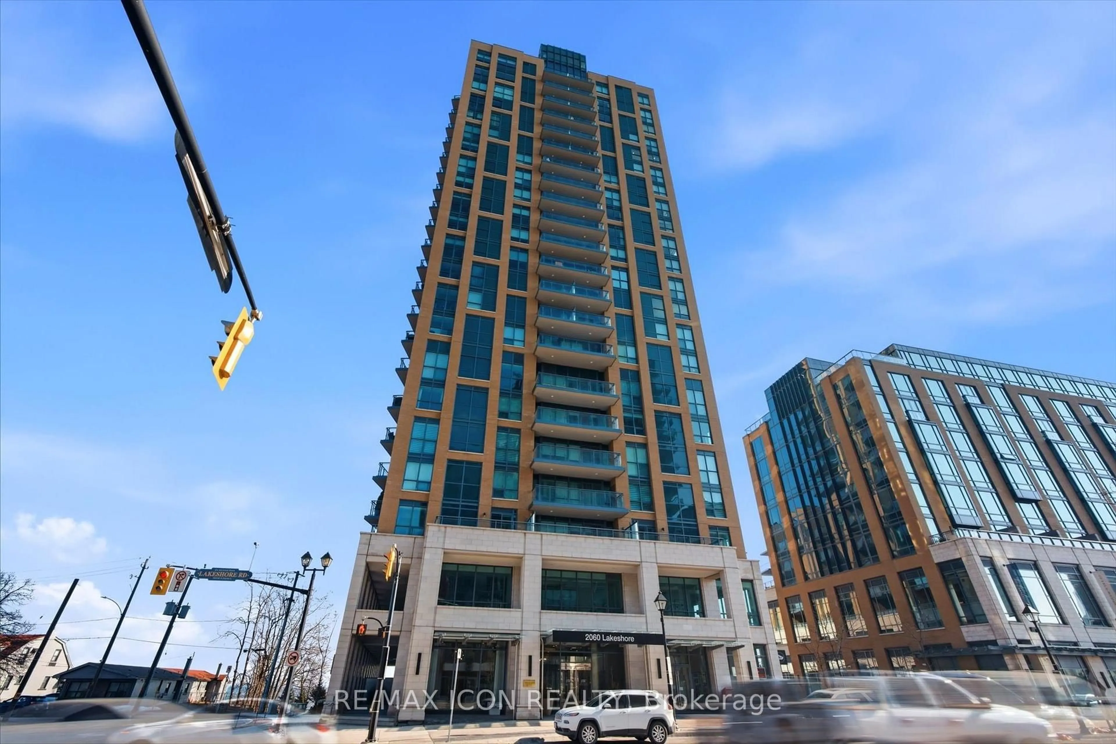 Indoor foyer for 2060 Lakeshore Rd #602, Burlington Ontario L7R 0G2