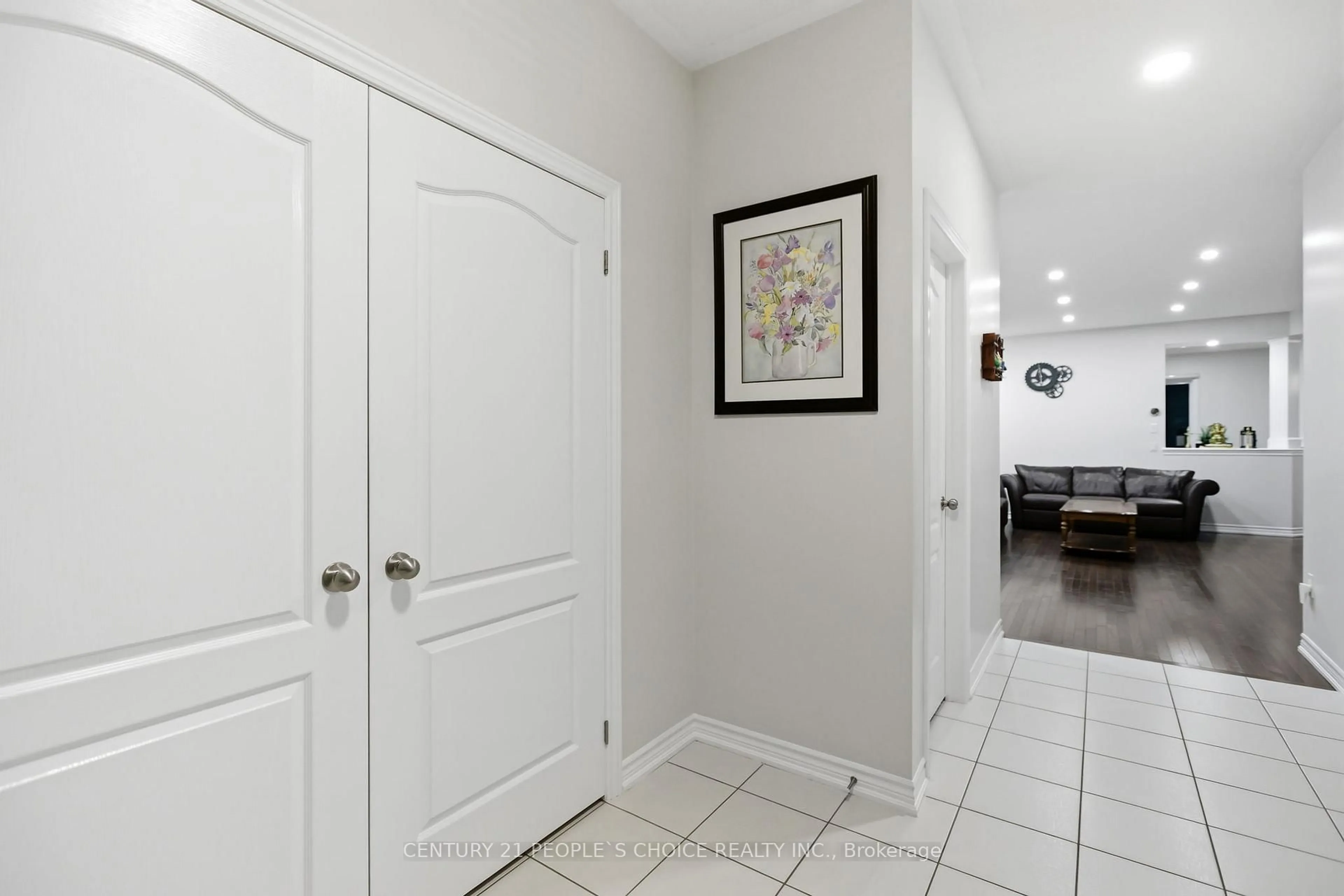 Indoor entryway for 188 Bonnieglen Farm Blvd, Caledon Ontario L7C 4C1