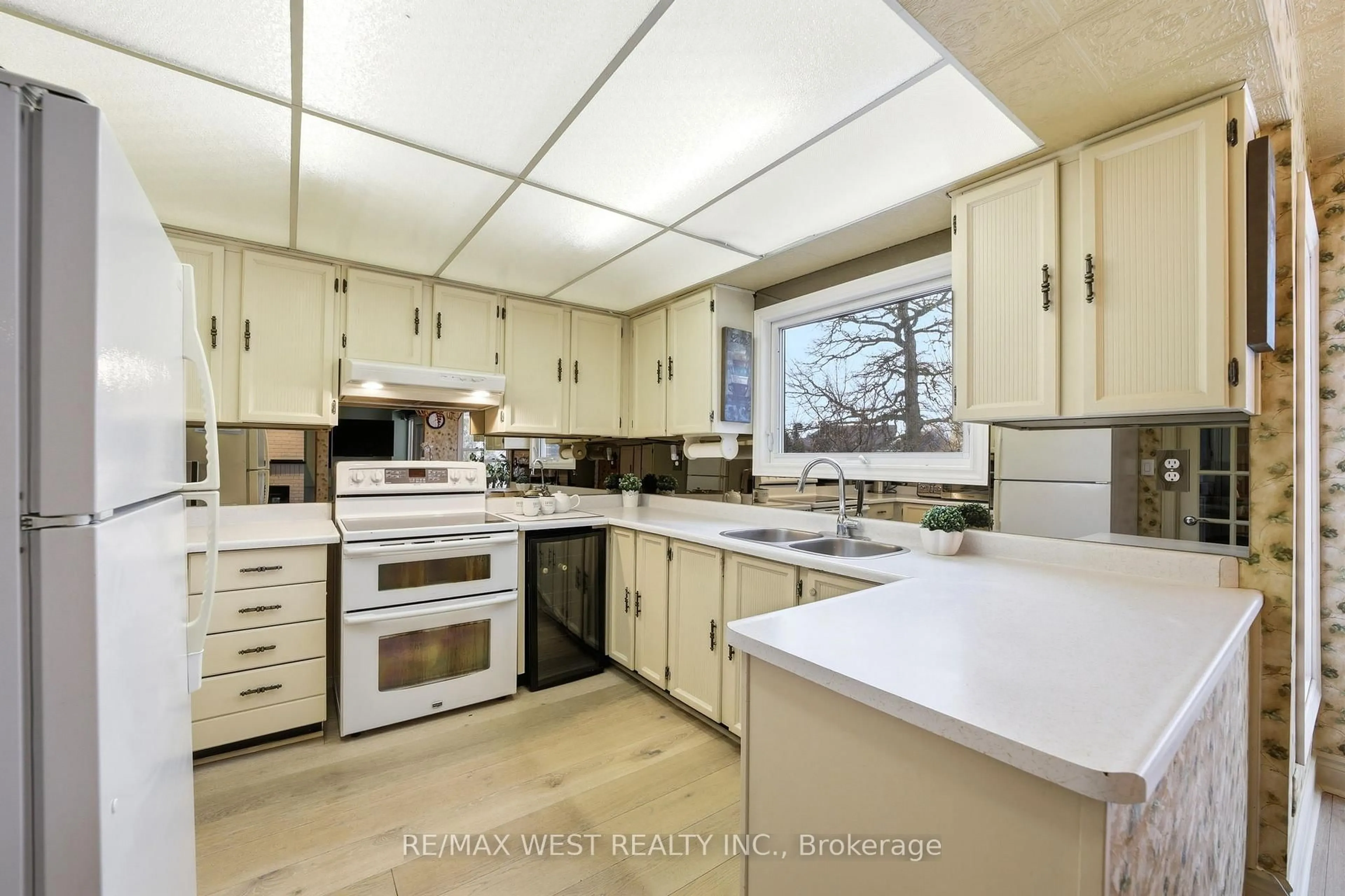 Standard kitchen, unknown for 690 Robertson Cres, Milton Ontario L9T 4V5