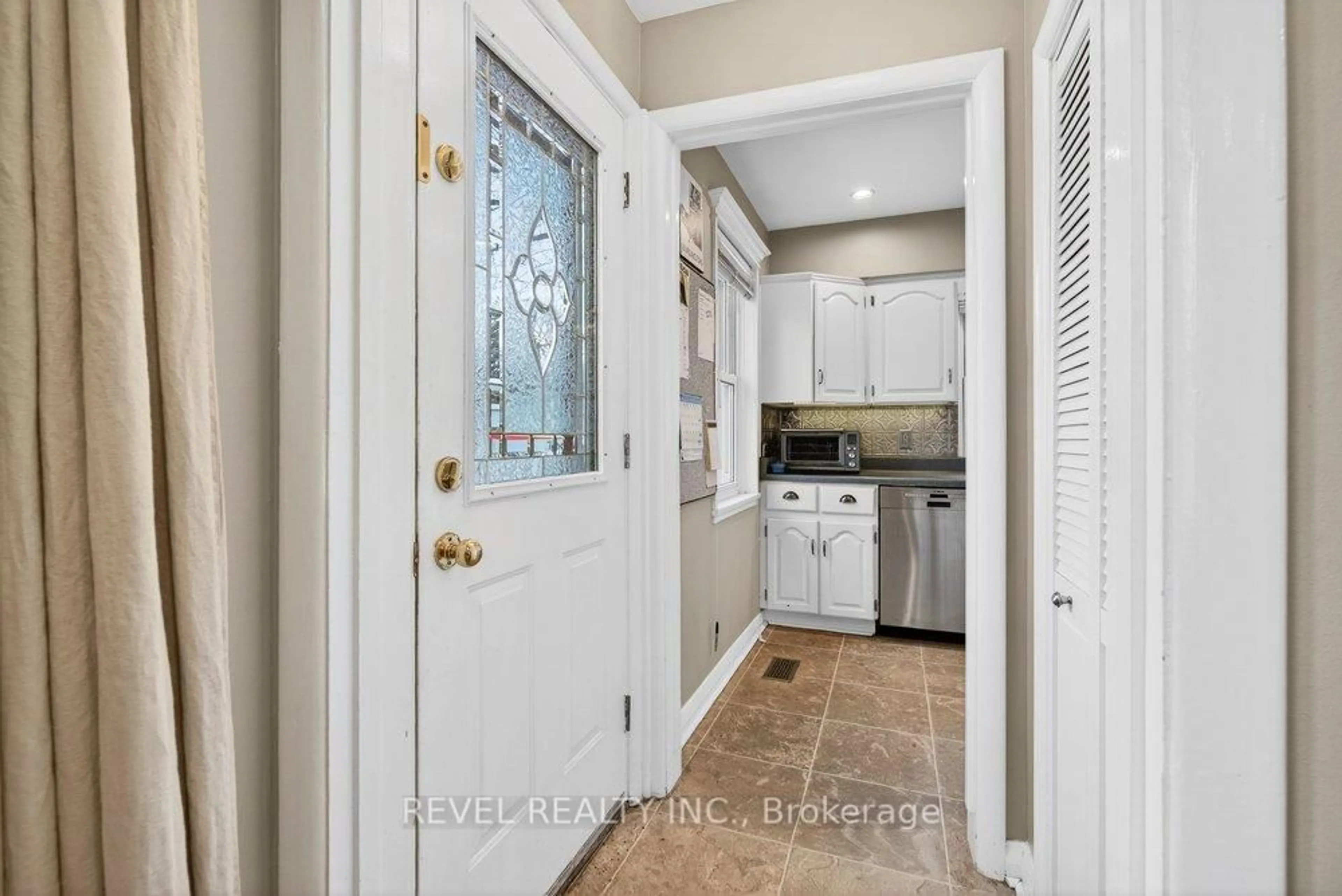 Indoor entryway for 399 PEPPER Dr, Burlington Ontario L7R 3E1