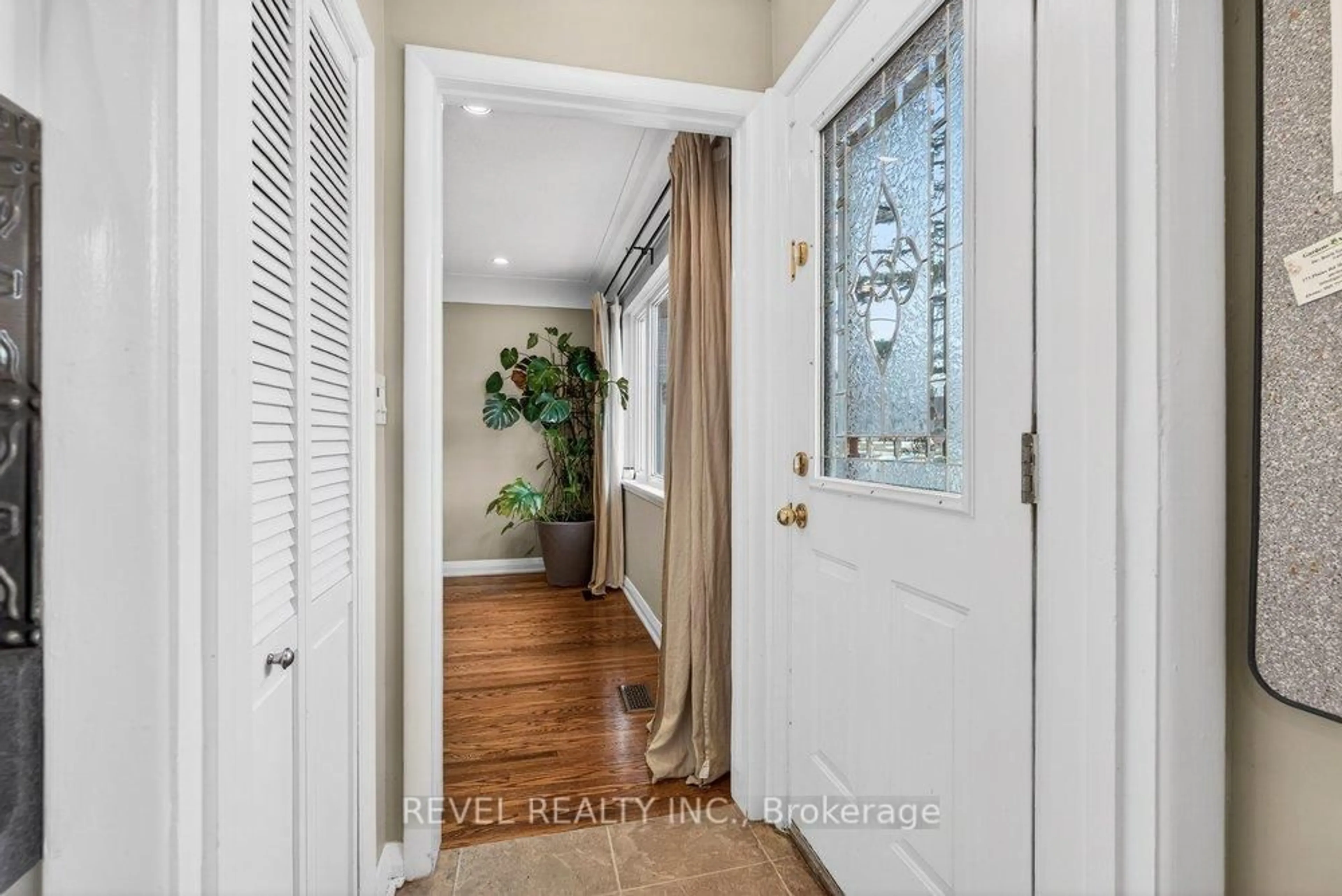 Indoor entryway for 399 PEPPER Dr, Burlington Ontario L7R 3E1