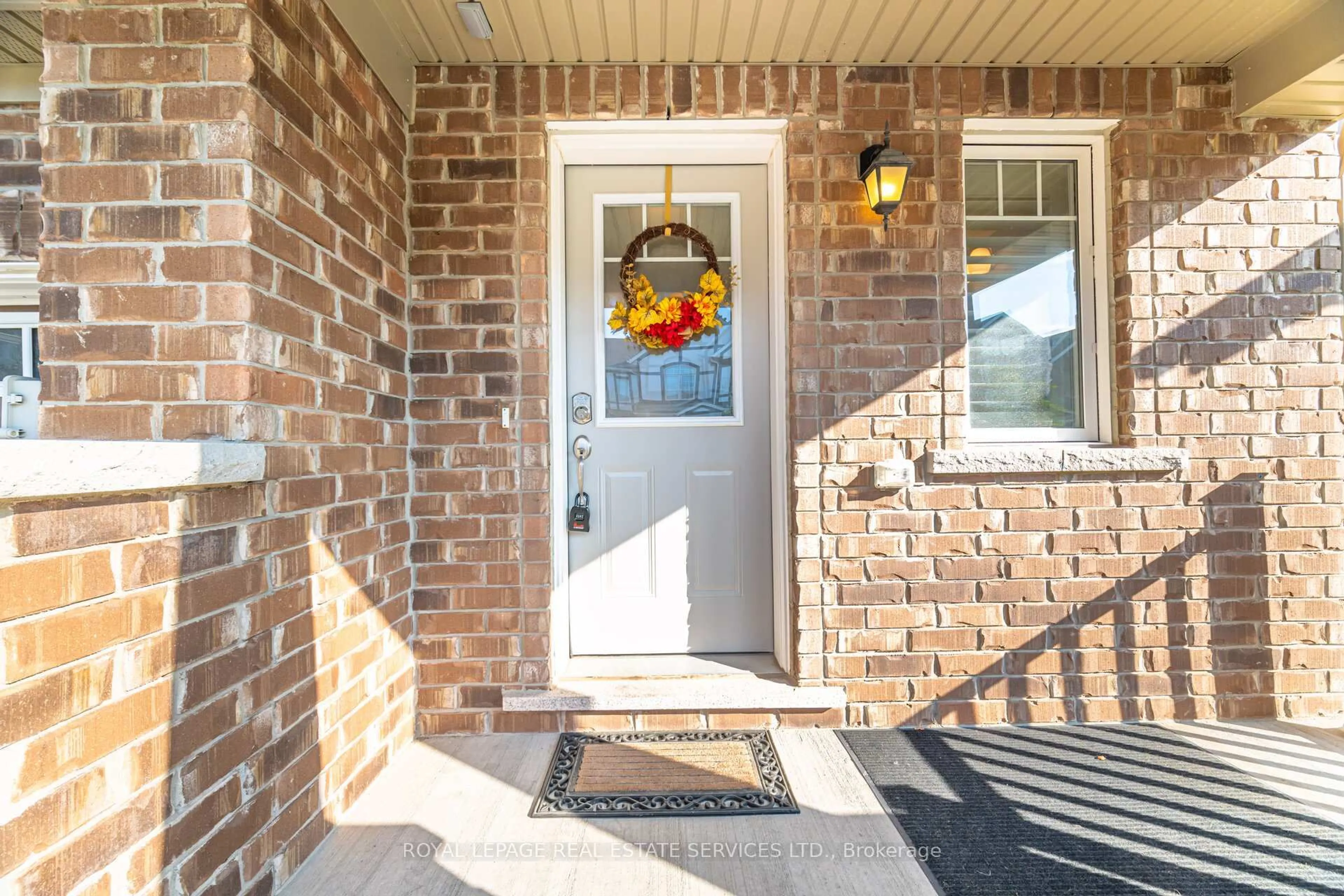 Indoor entryway for 290 Beasley Terr, Milton Ontario L9E 1C5
