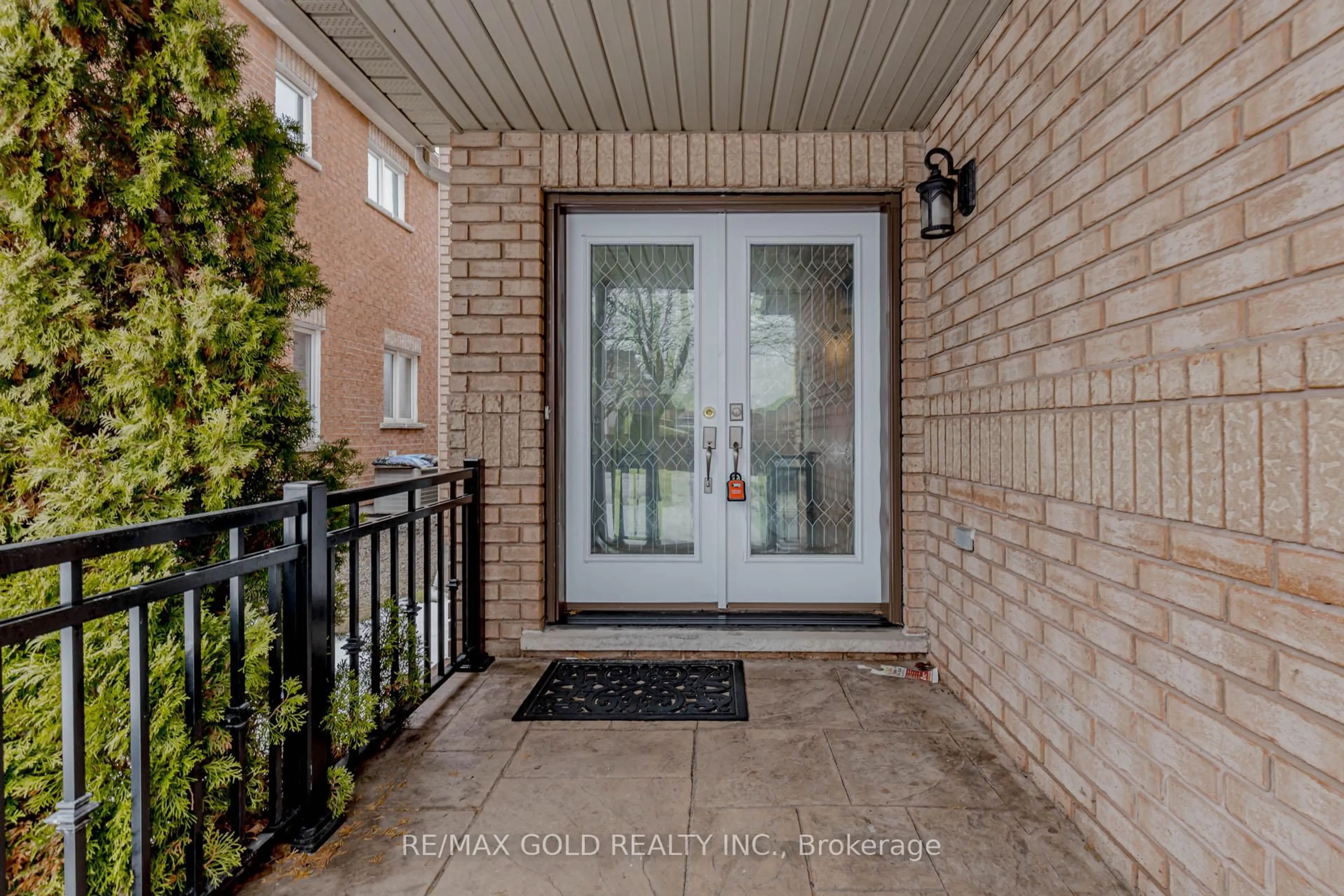 Indoor entryway for 64 Mossgrove Cres, Brampton Ontario L7A 3E6