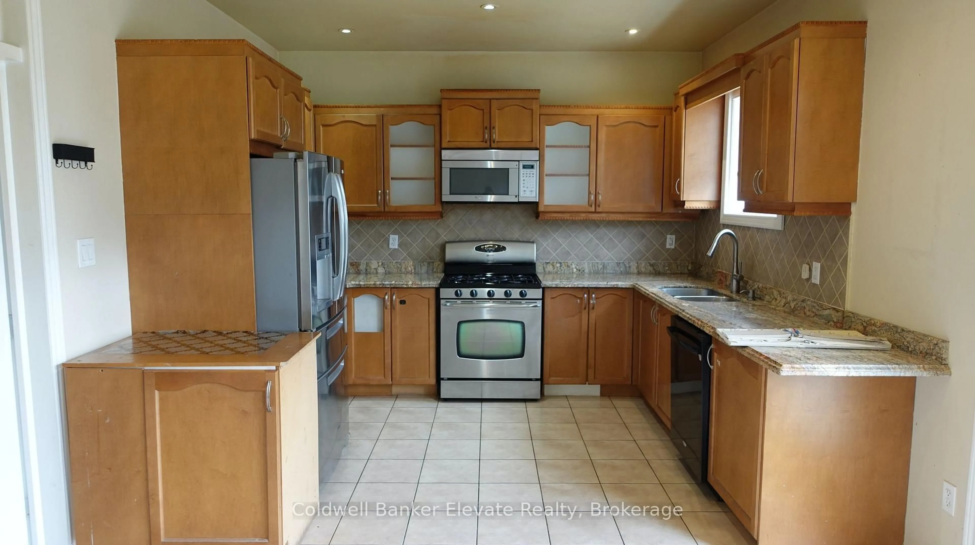 Standard kitchen, ceramic/tile floor for 20 Goldnugget Rd, Brampton Ontario L6Y 5N7