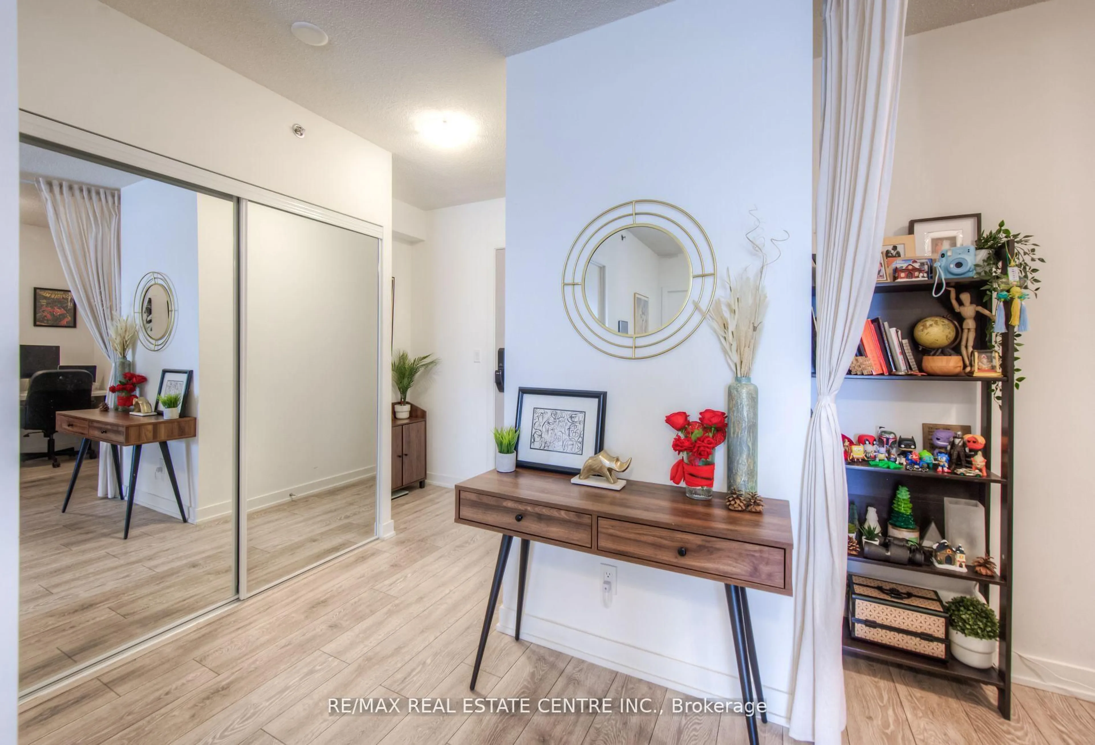 Indoor entryway for 3200 Dakota Common Rd #B310, Burlington Ontario L7M 2A8