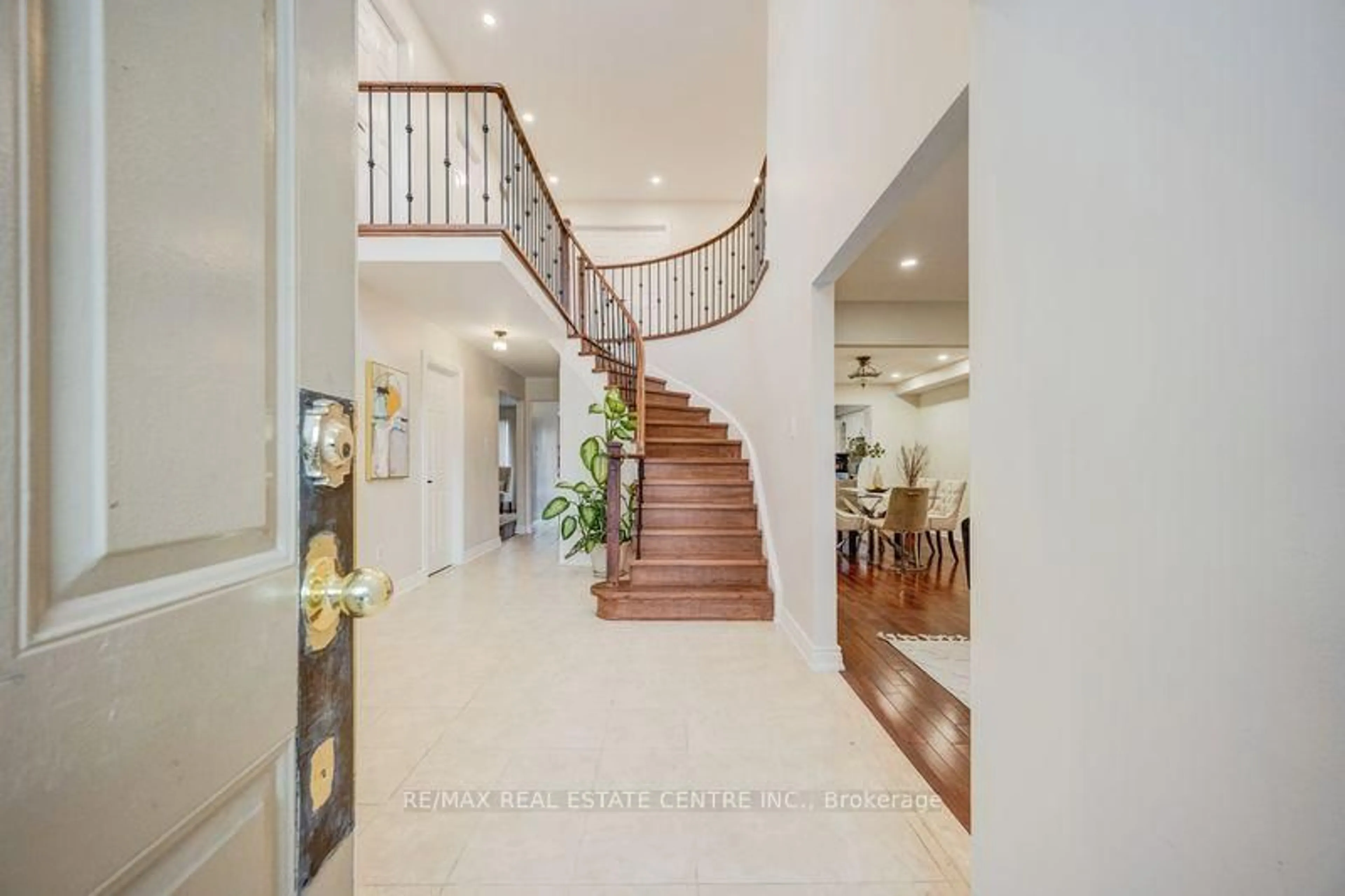 Indoor foyer for 5580 Millbrook Lane, Mississauga Ontario L5M 3X9