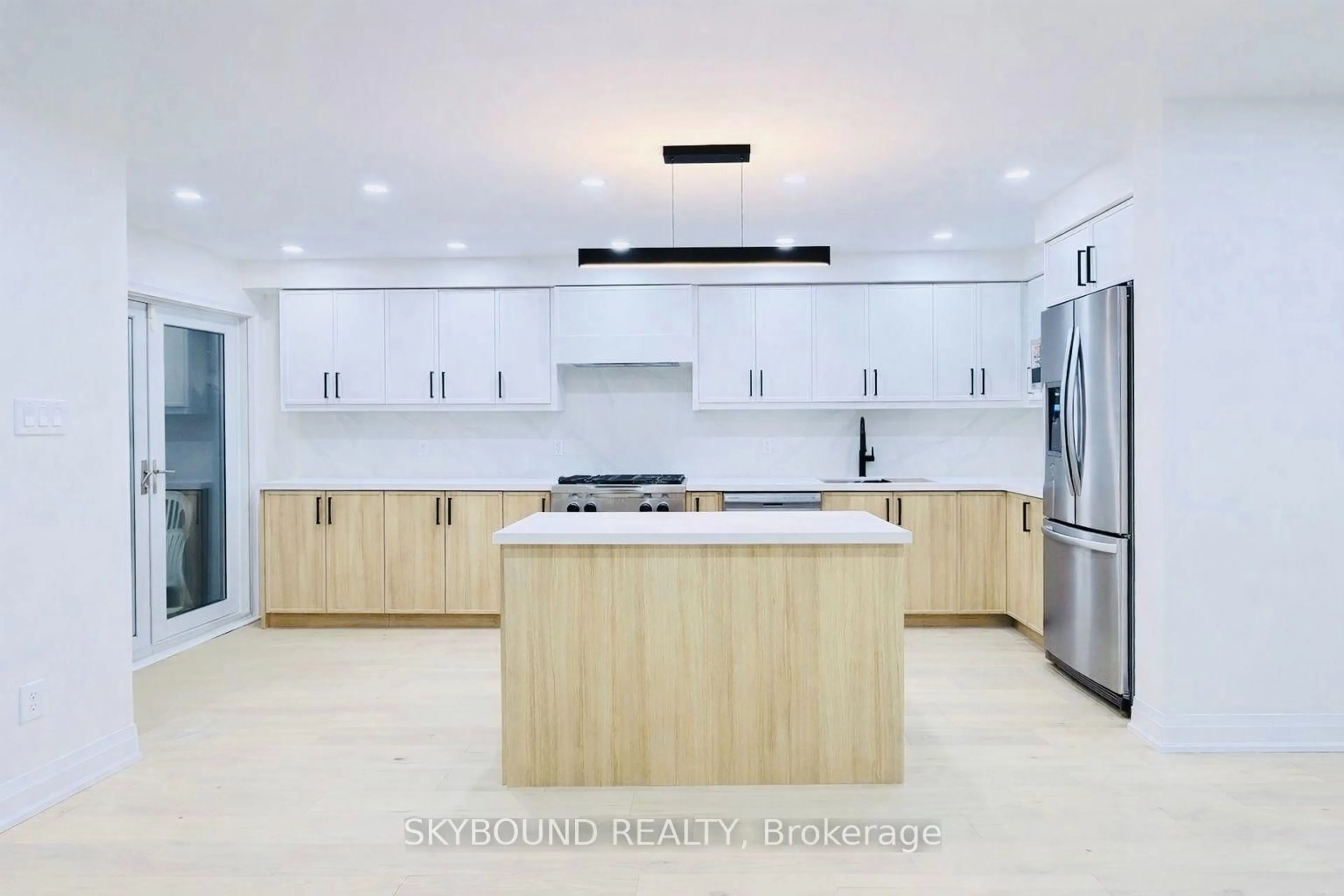Contemporary kitchen, unknown for 5467 Bullrush Dr, Mississauga Ontario L5V 1Z1