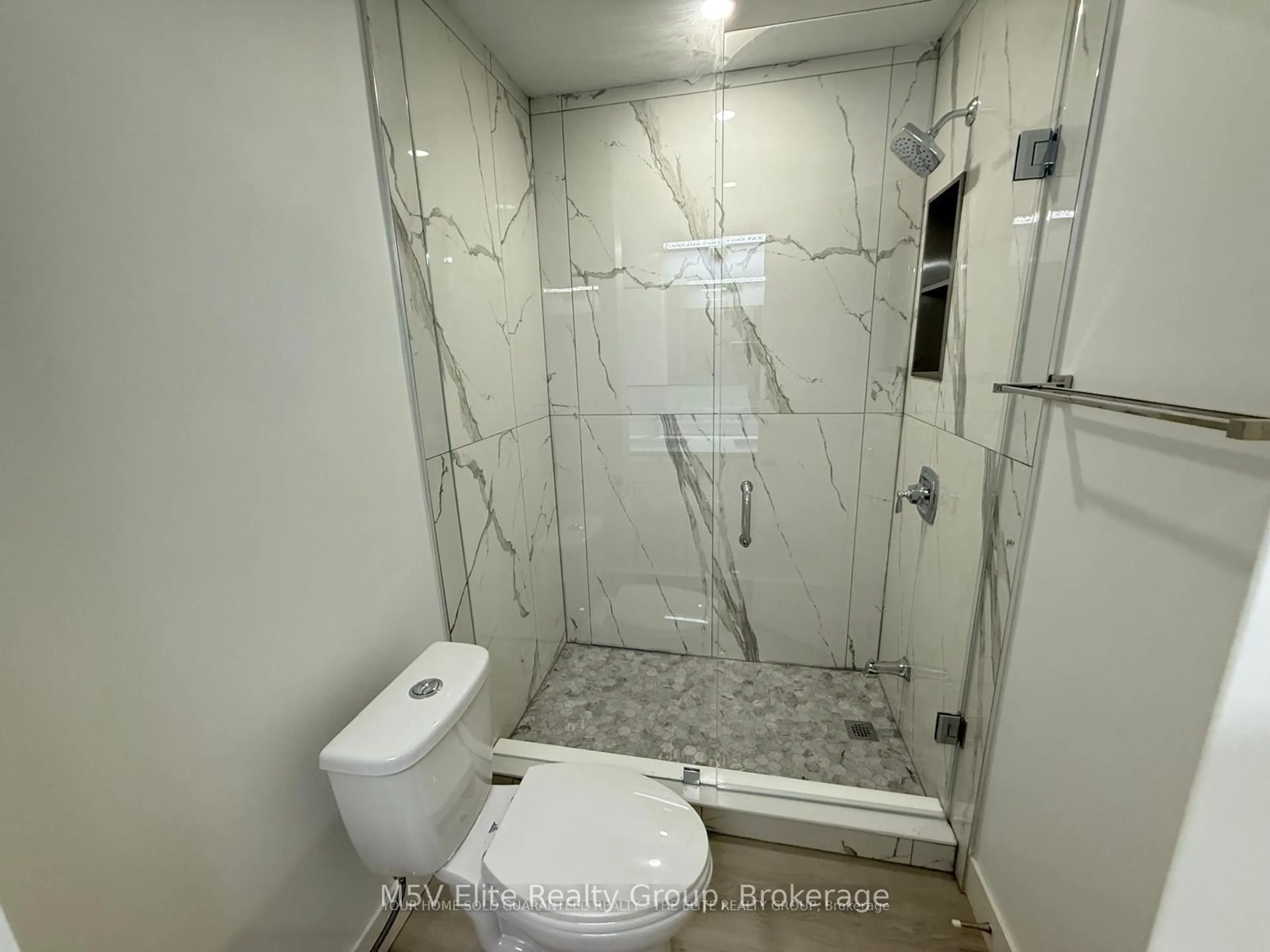 Standard bathroom, ceramic/tile floor for 3276 Victory Cres, Mississauga Ontario L4T 1L9