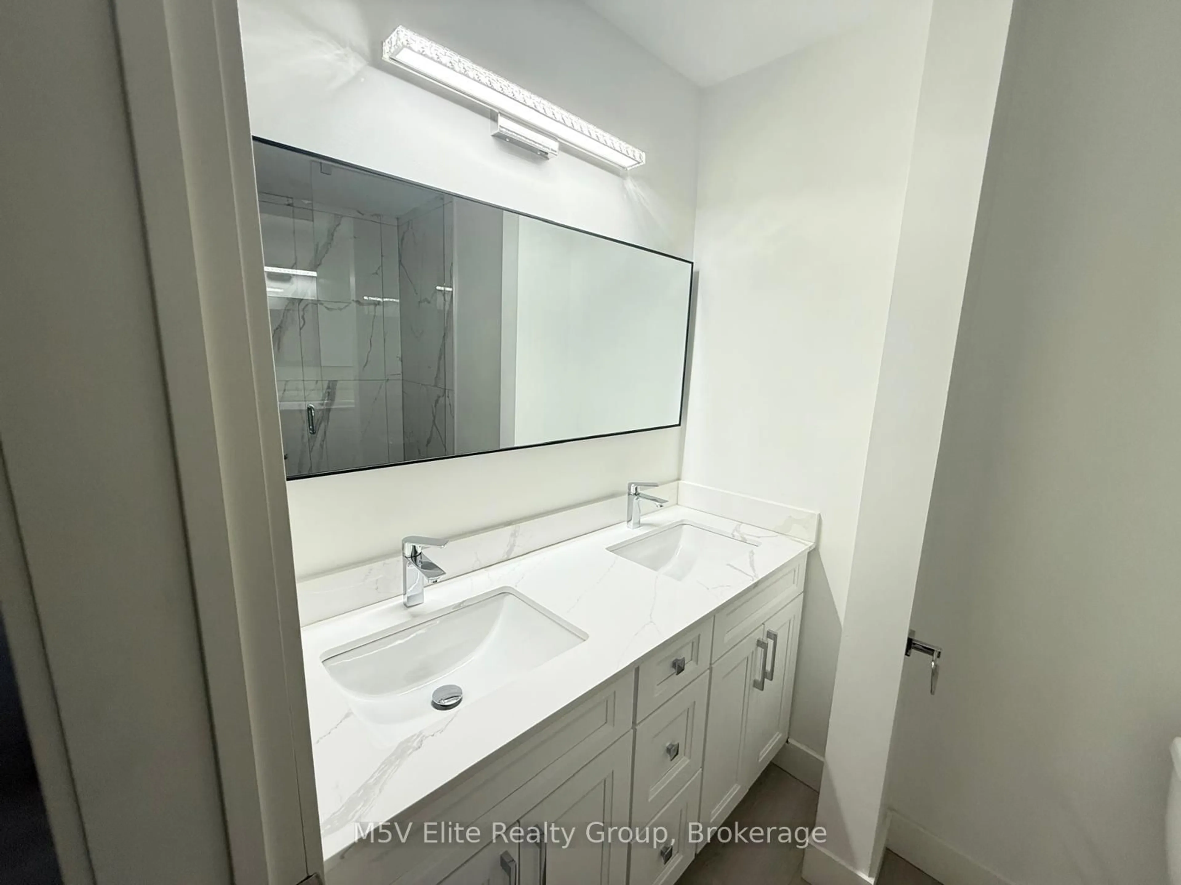 Standard bathroom, ceramic/tile floor for 3276 Victory Cres, Mississauga Ontario L4T 1L9