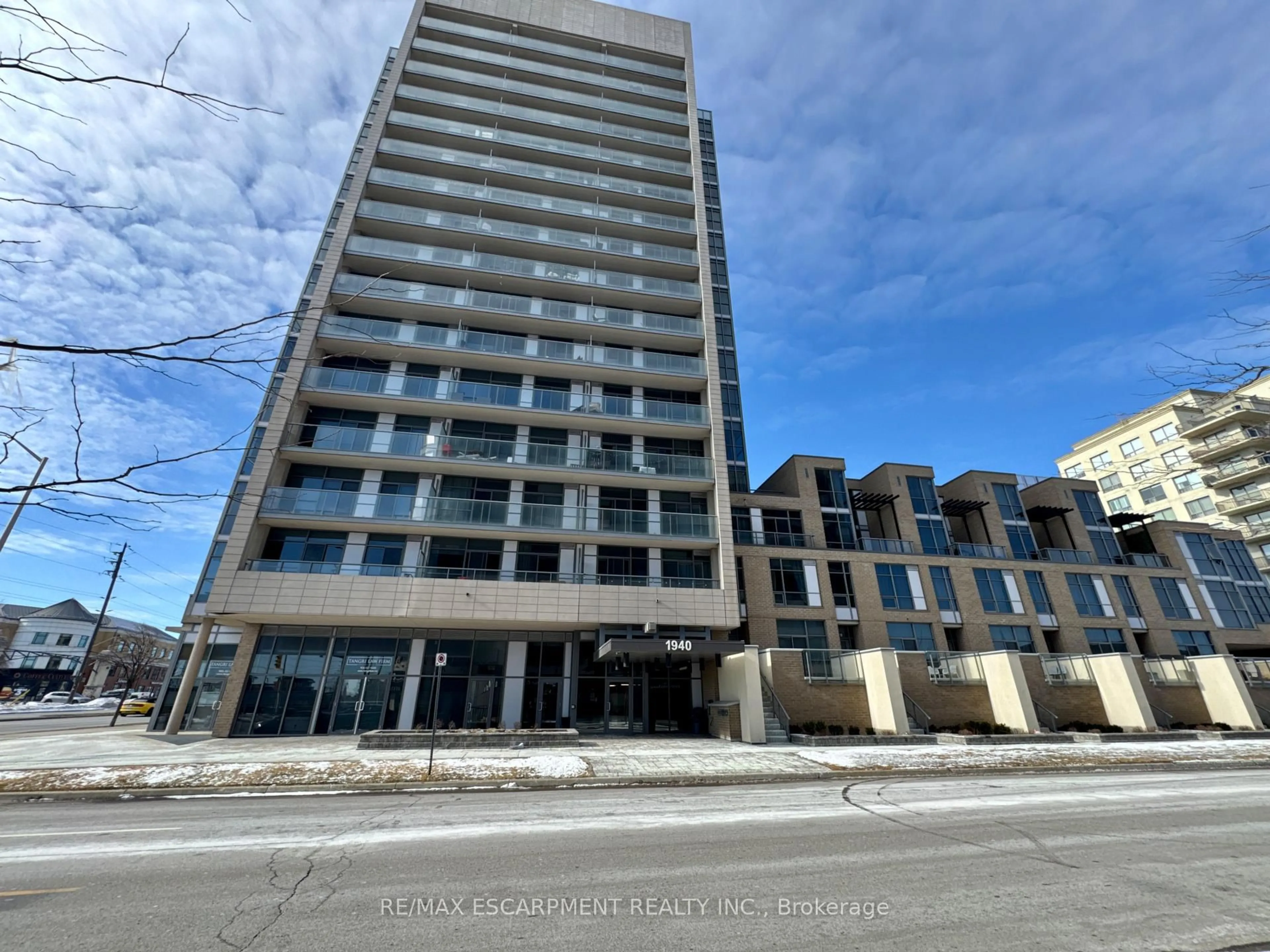 Indoor foyer for 1940 Ironstone Dr #809, Burlington Ontario L7L 0E4