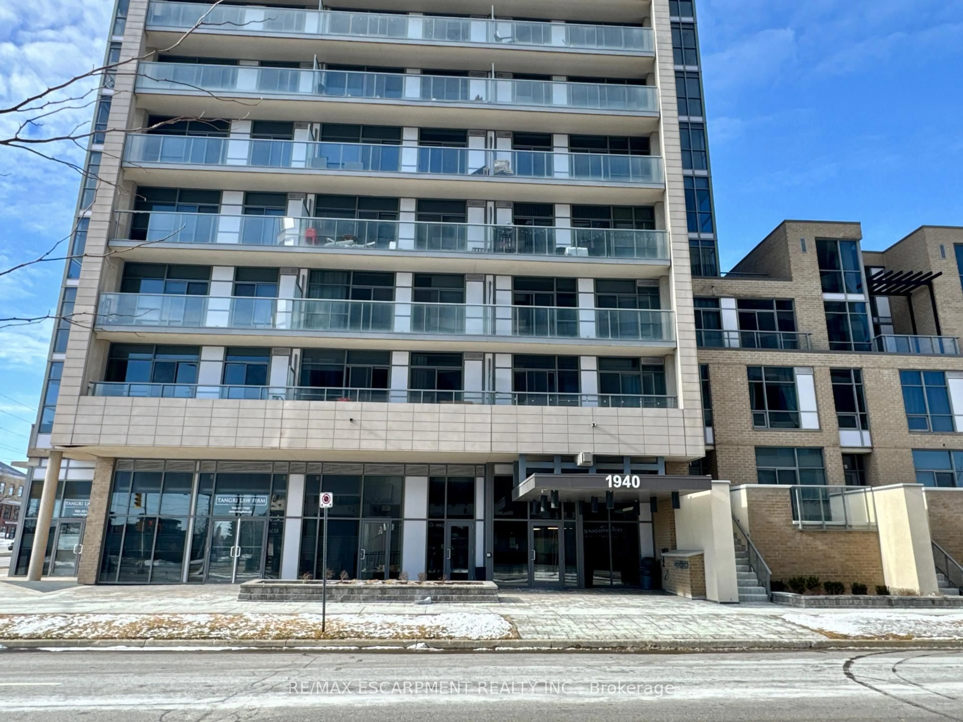 Indoor foyer for 1940 Ironstone Dr #809, Burlington Ontario L7L 0E4