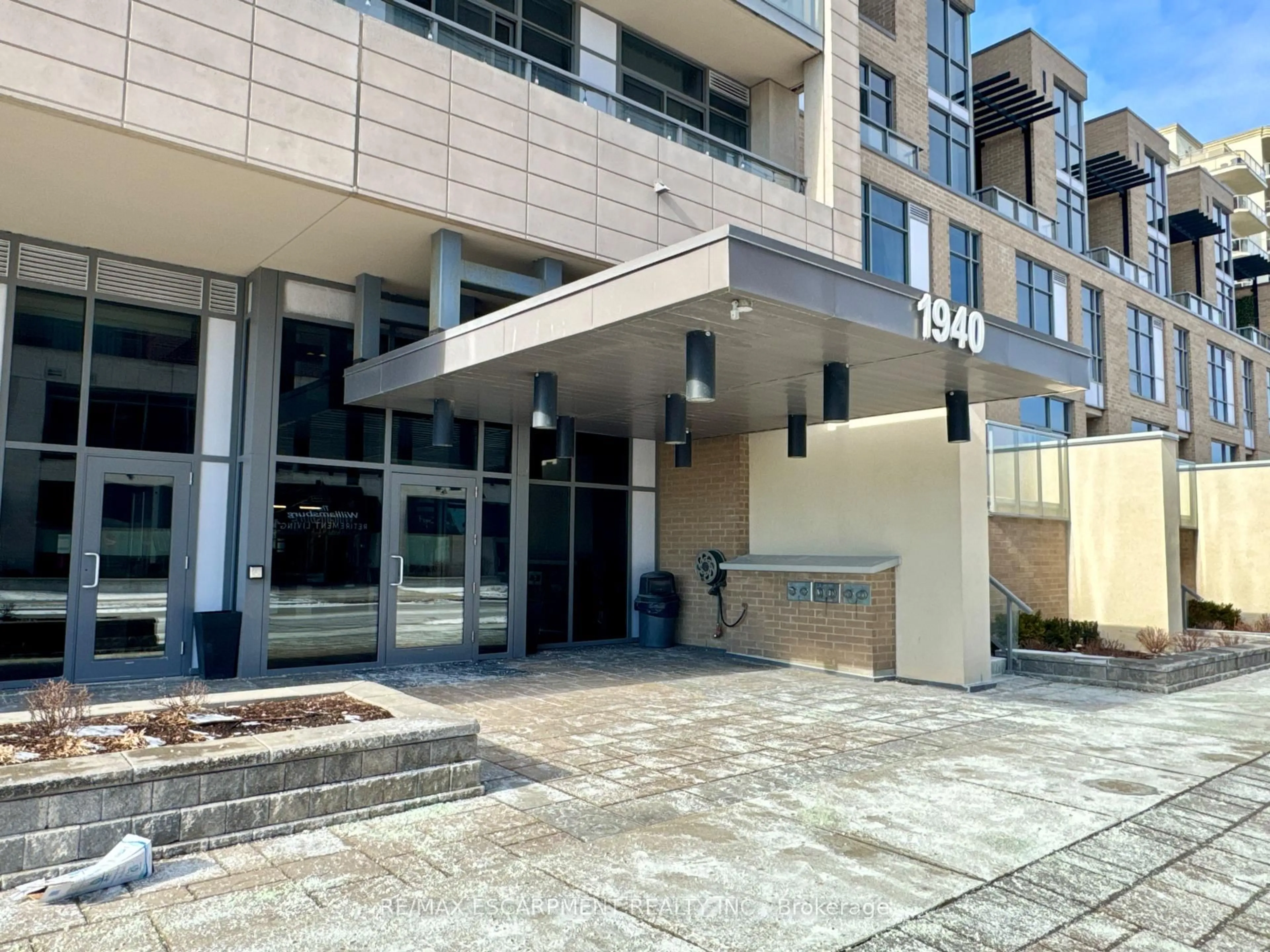 Indoor foyer for 1940 Ironstone Dr #809, Burlington Ontario L7L 0E4