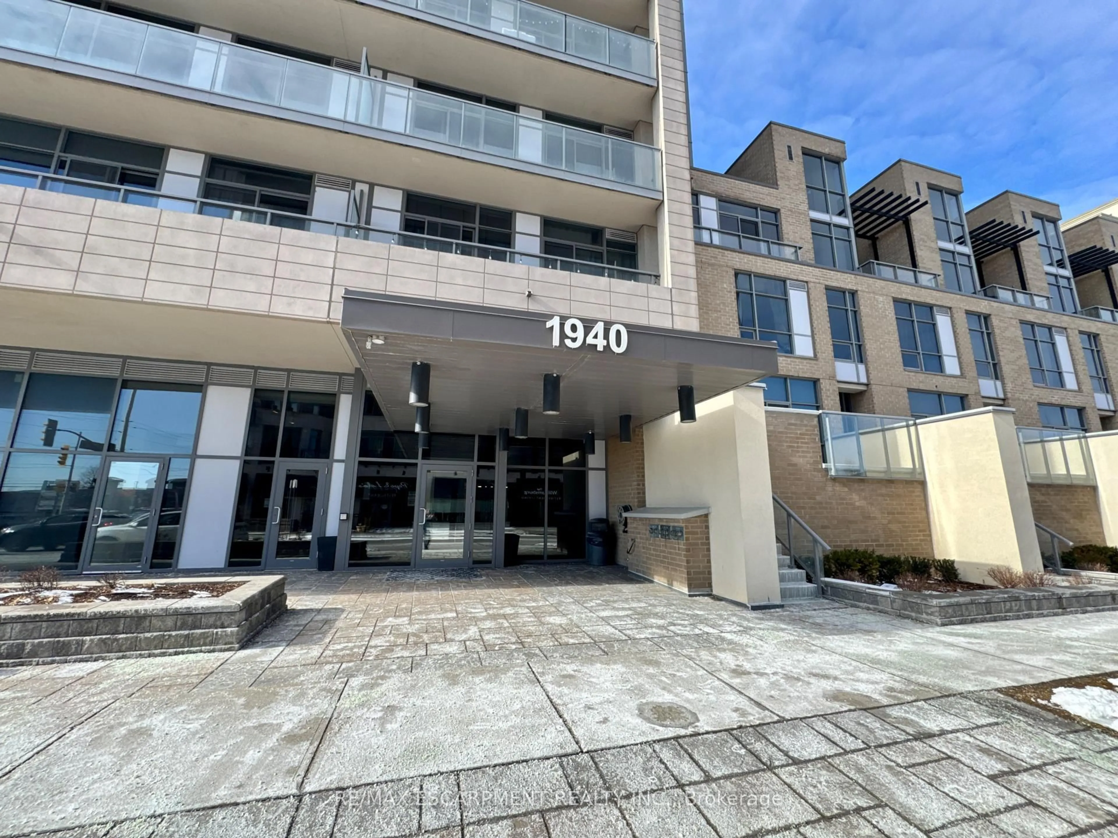 Indoor foyer for 1940 Ironstone Dr #809, Burlington Ontario L7L 0E4