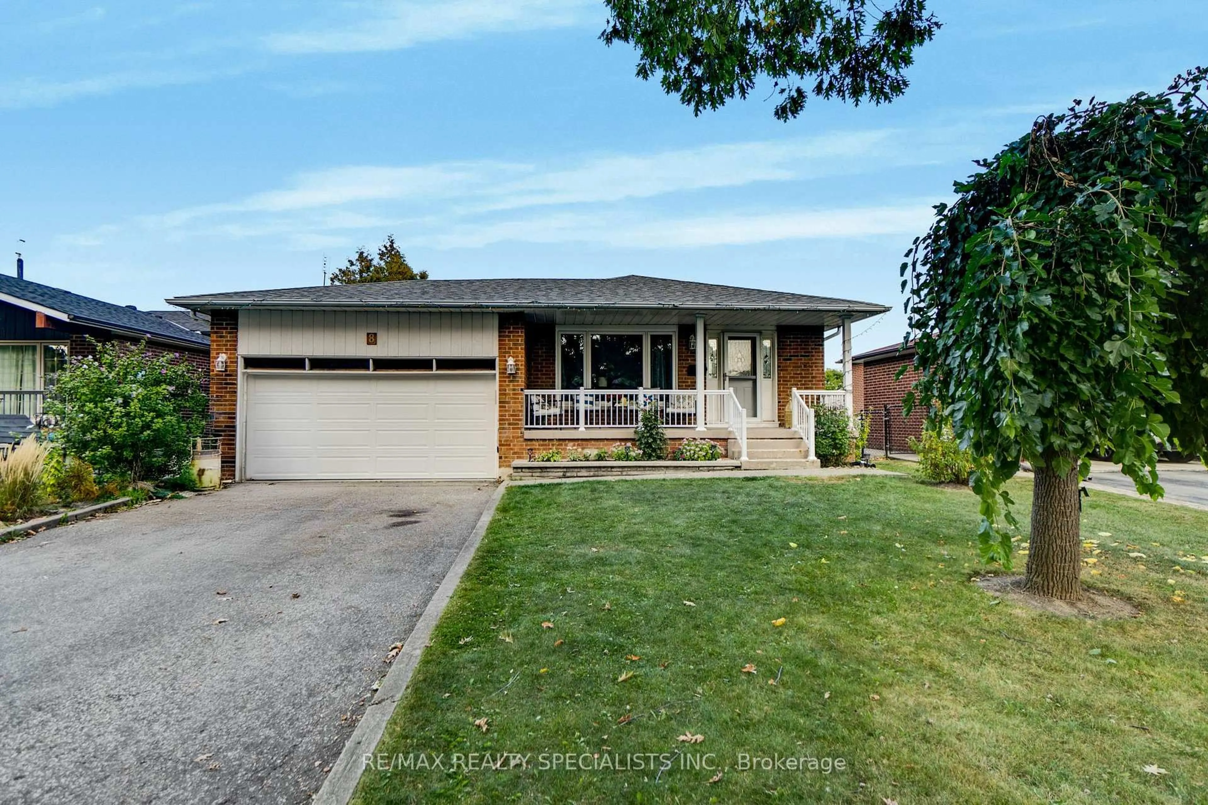 A pic from outside/outdoor area/front of a property/back of a property/a pic from drone, street for 8 Malcolm Cres, Brampton Ontario L6S 3C8